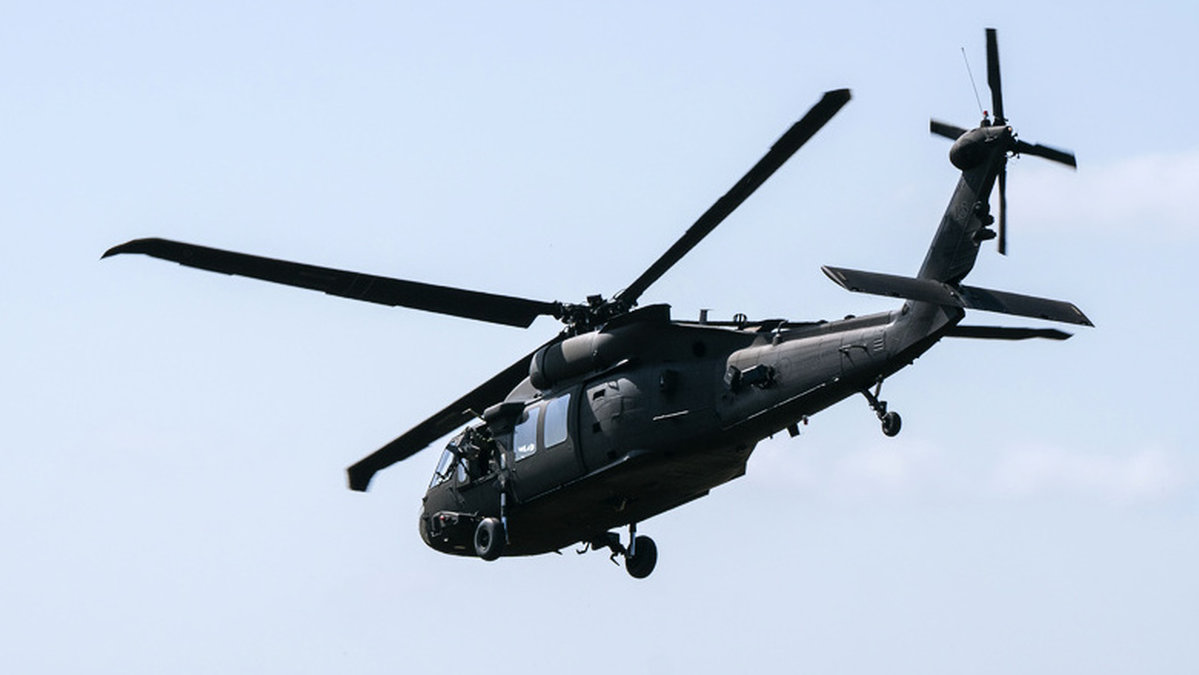 Två av Försvarsmaktens Helikopter 16 (Blackhawk) deltog vid insatsen mot paret i 60-årsåldern som greps under en gryningsräd öster om Stockholm den 22 november. Arkivbild.