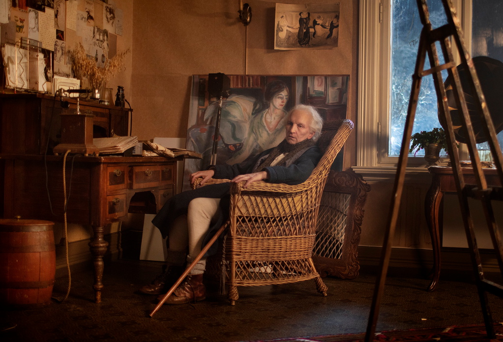 Anne Krigsvoll som en åldrad Edvard Munch i den nya filmatiseringen om målarens liv. Pressbild.