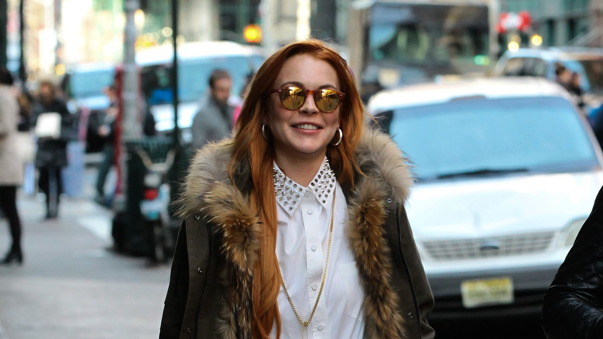 Lindsay Lohan satsar på en hippie-inspirerad look med trendiga, men svindyra, stövlar. 