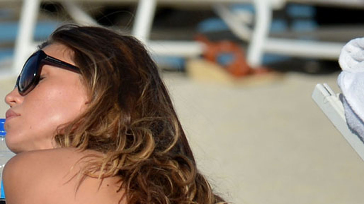 Modellen Claudia Galanti solar också topless i Miami.