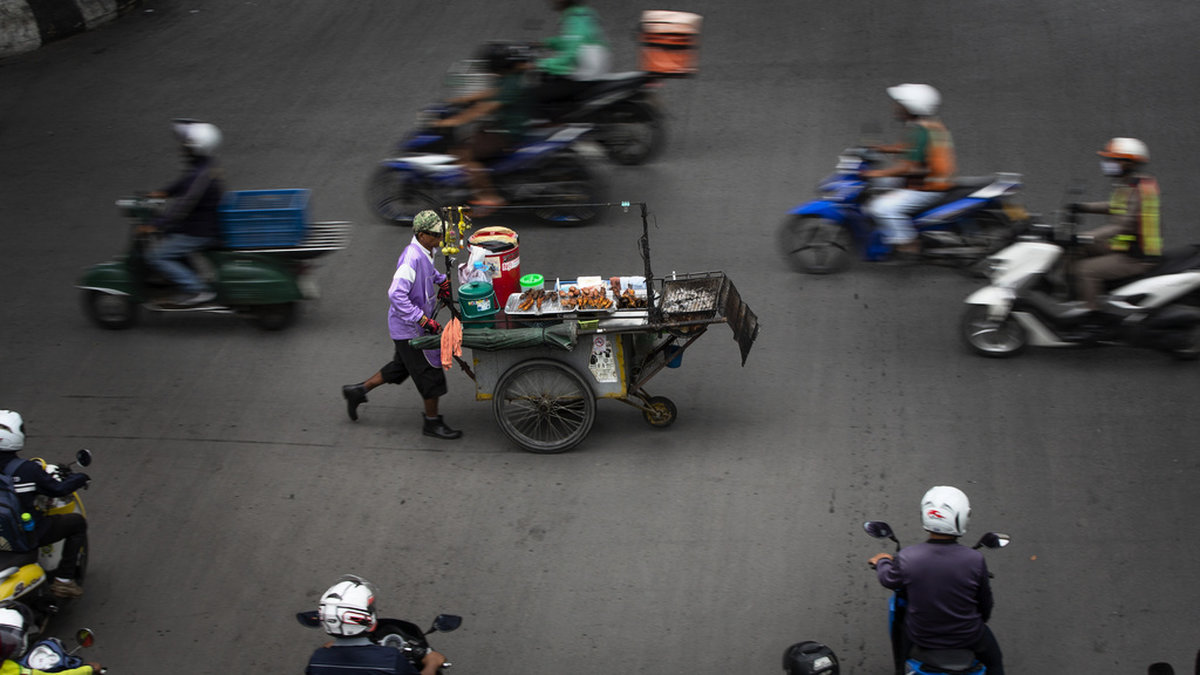 När världsekonomin tog fart igen efter pandemin minskade antalet fattiga med drygt 71 miljoner människor. Arkivbild på gatubild i Bangkok.