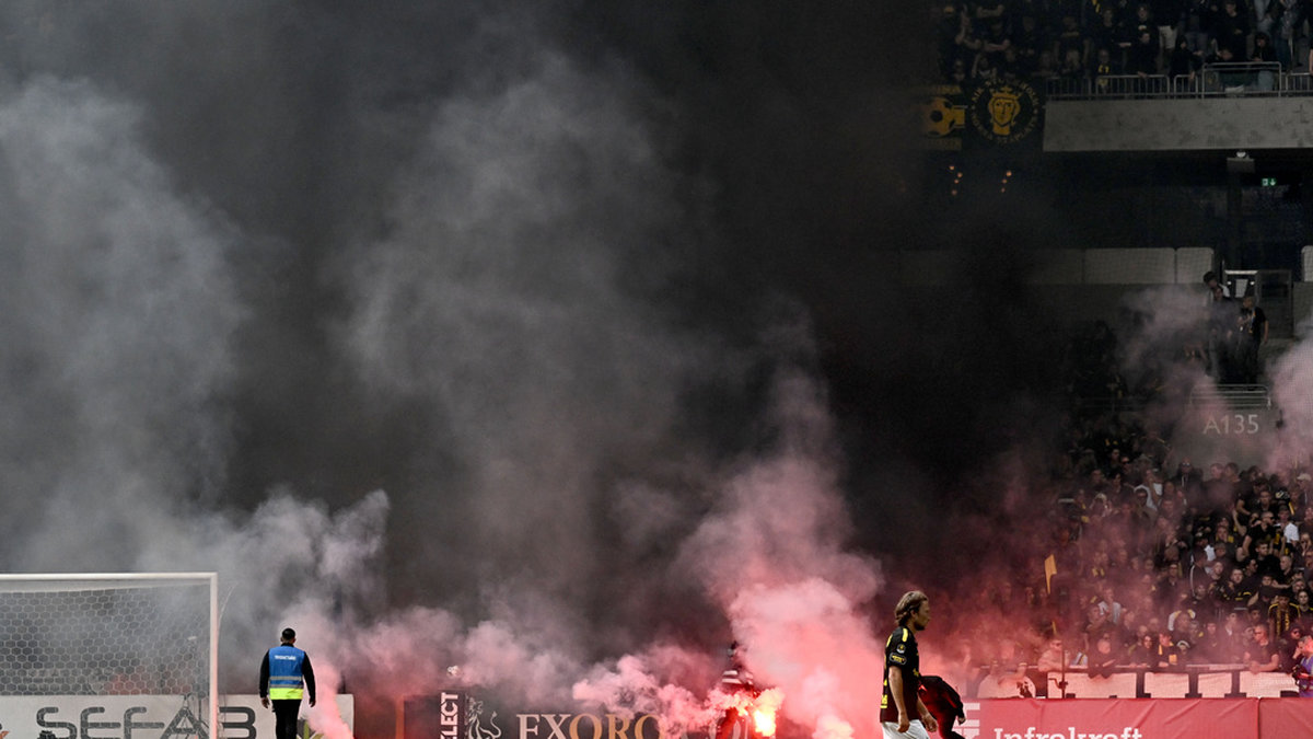 Våldsamheter utbröt och bengaler kastades in på plan på Tele2 Arena i Stockholm under fotbollsmatchen i allsvenskan mellan Djurgårdens IF och AIK den 28 maj i år.