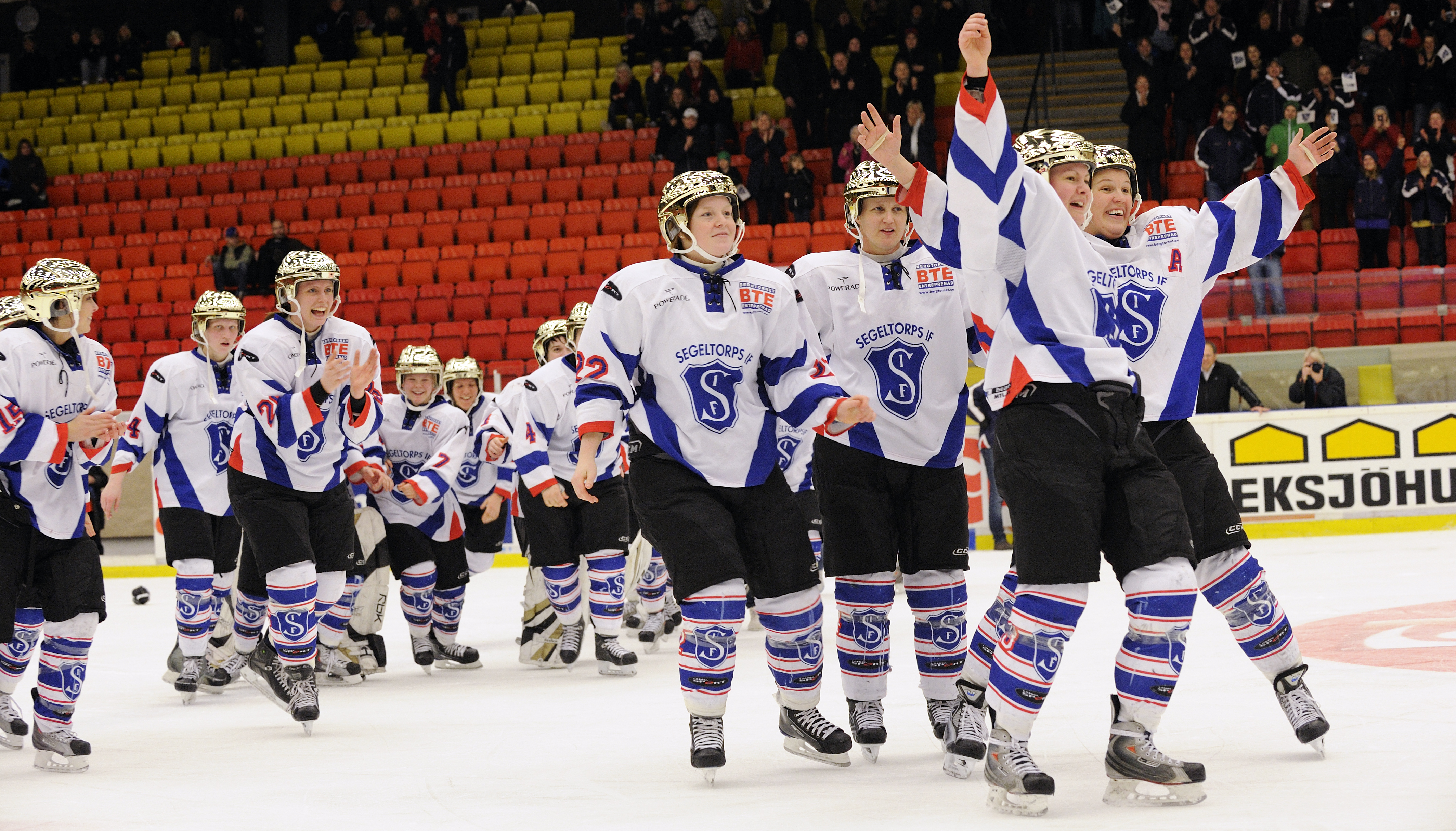 ...damhockey är inte en sport. Punkt slut. Det är ett spektakel som får korpfotboll i Skarpnäck att framstå som Serie A på crack. ...damhockey är inte en sport. Punkt slut. Det är ett spektakel som får korpfotboll i Skarpnäck att framstå som Serie A på crack.