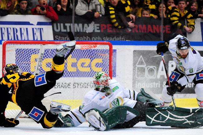 Det var en tuff match och Färjestads målvakt Cristopher Nihlstorp fick slita. Det var en tuff match och Färjestads målvakt Cristopher Nihlstorp fick slita.