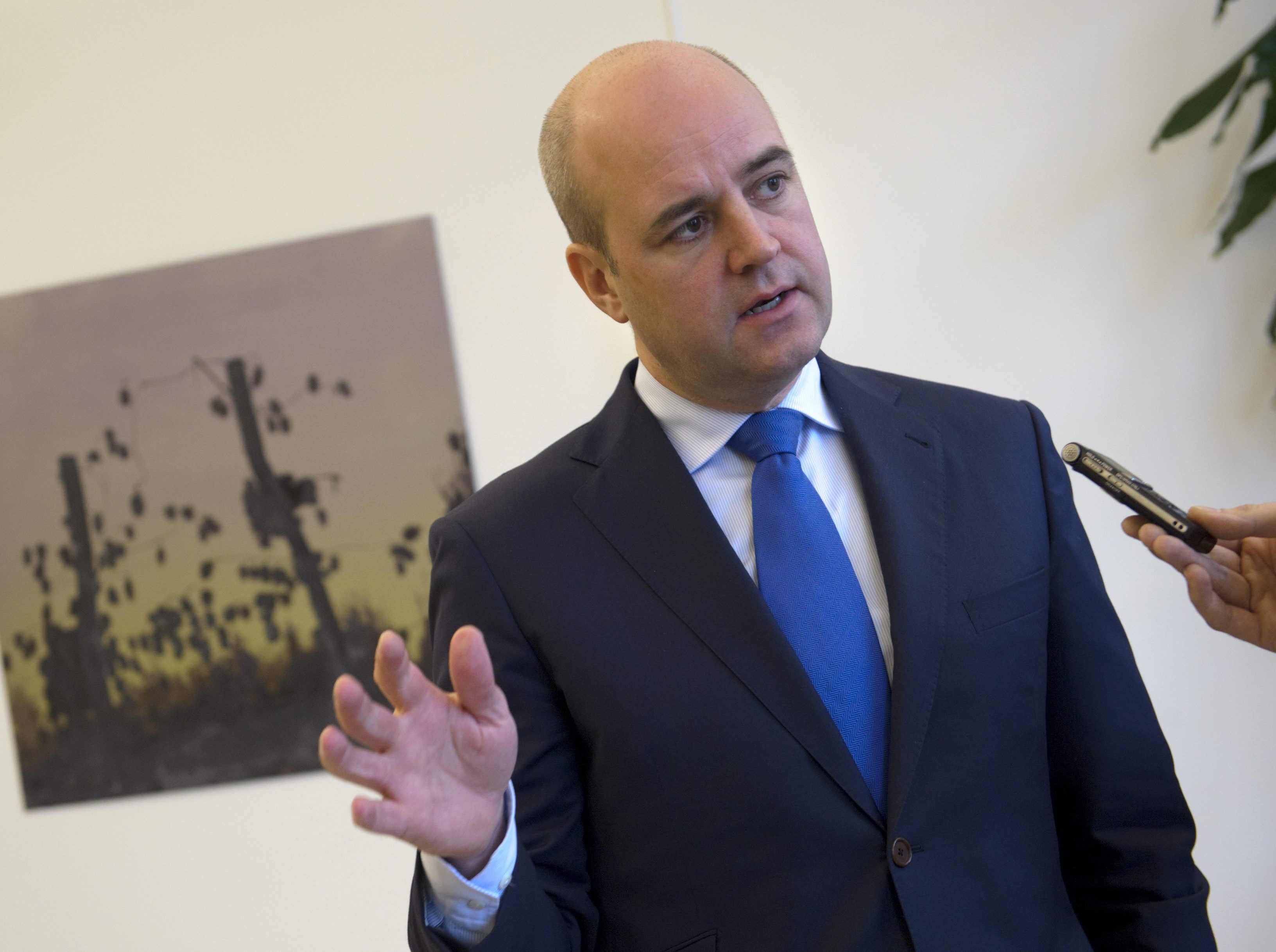 Statsminister Fredrik Reinfeldt och hans moderater är de som tjänar mest på S-tappet.