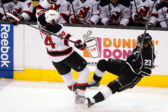 Devils gick hårt åt Kingsstjärnorna. Här bjuds lagkaptenen Dustin Brown på en flygtur av Bryce Salvador. Devils gick hårt åt Kingsstjärnorna. Här bjuds lagkaptenen Dustin Brown på en flygtur av Bryce Salvador.