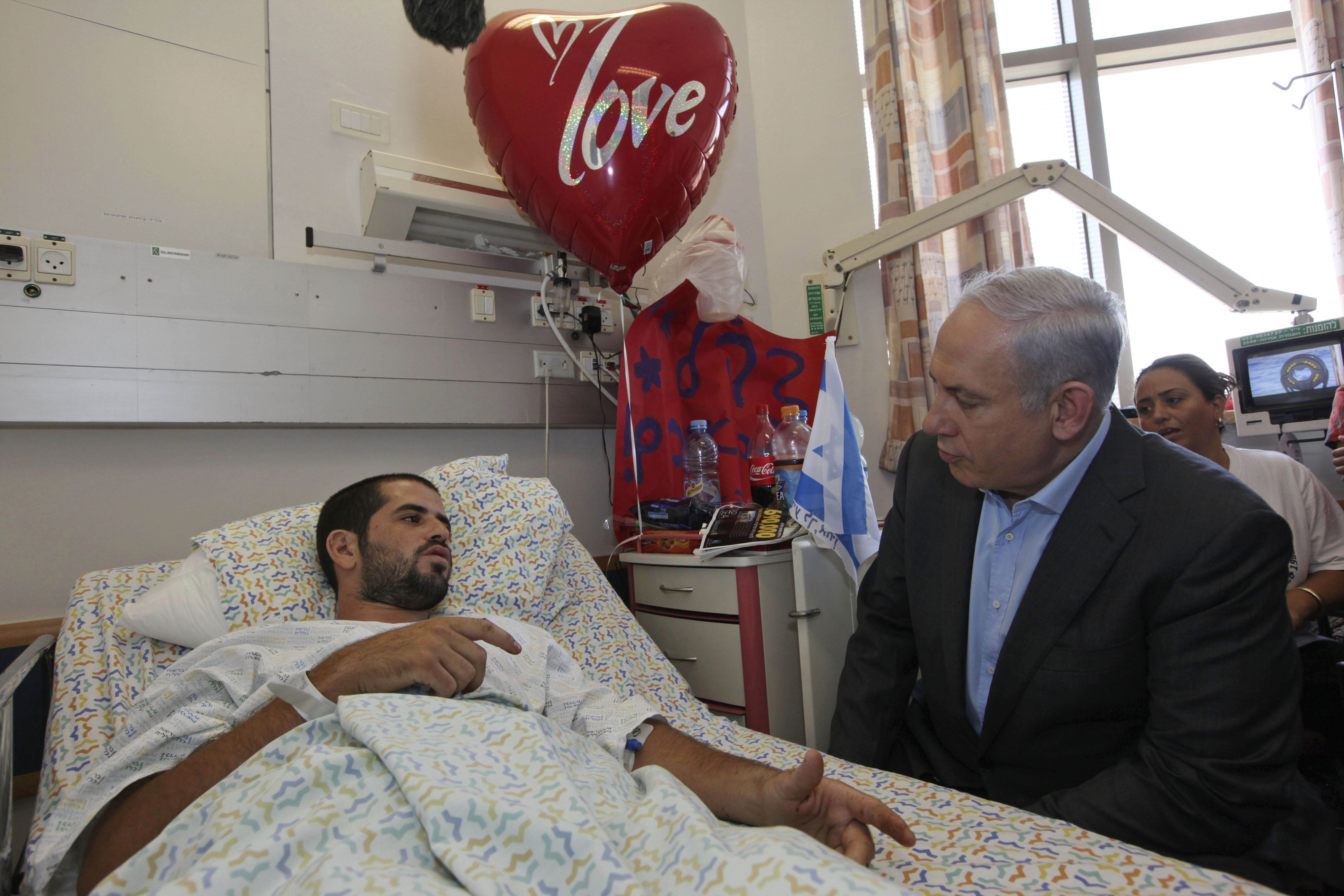 Israels premiärminister Benjamin Netanyahu vid ett besök på ett sjukhus.