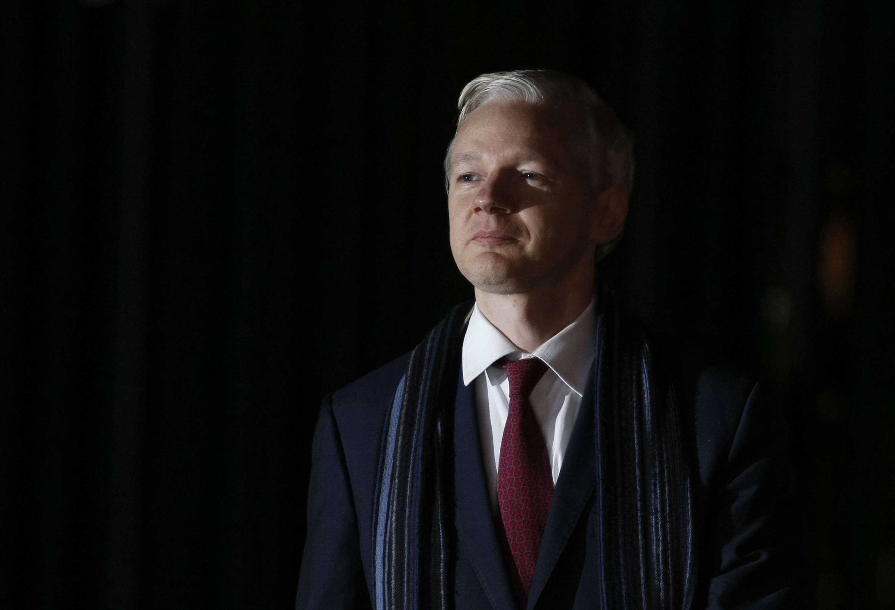 Han hävdade att kvinnornas sms bevisar att de var ute efter hämnd och tänkte utpressa Assange på pengar.