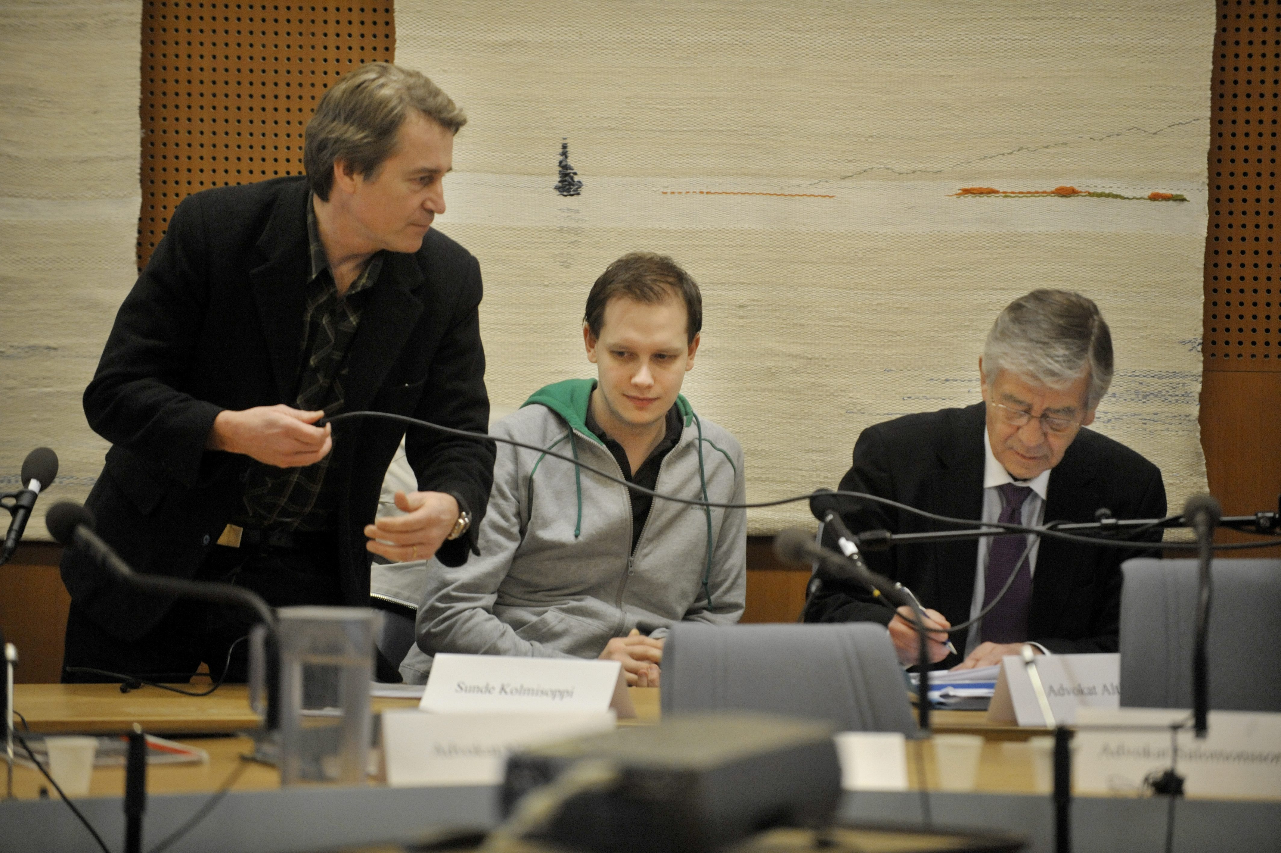 Sunde i rätten 2009 tillsammans med Carl Lundström (som också dömdes) och advokaten Peter Althin.