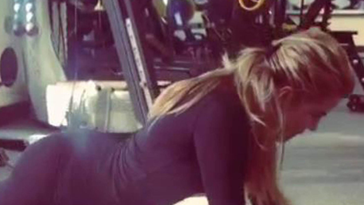 Khlo Kardashian jobbar på sitt sexpack. 