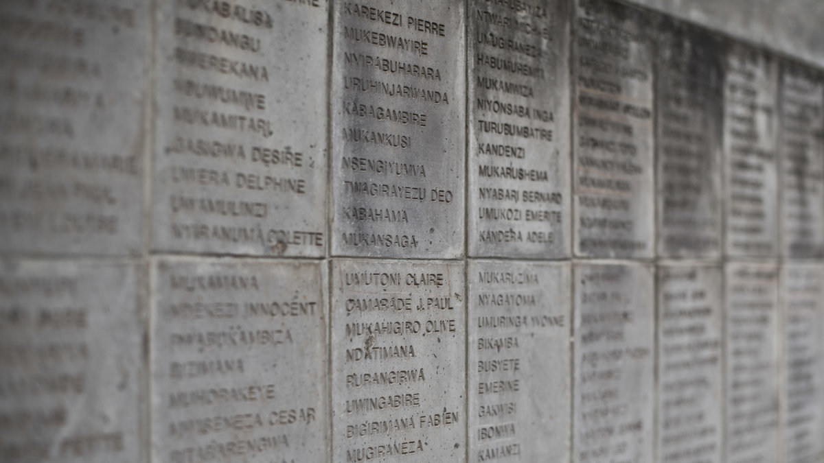 En lång lista med de som slaktades under folkmordet. Den här finns i staden Ntarama i Rwanda.