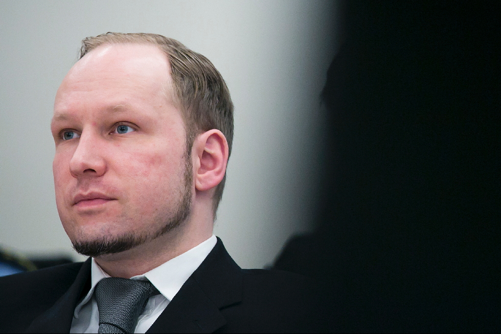 De "politiska extremisterna" var det riktiga målet, sa Breivik varpå många suckade i rätten.