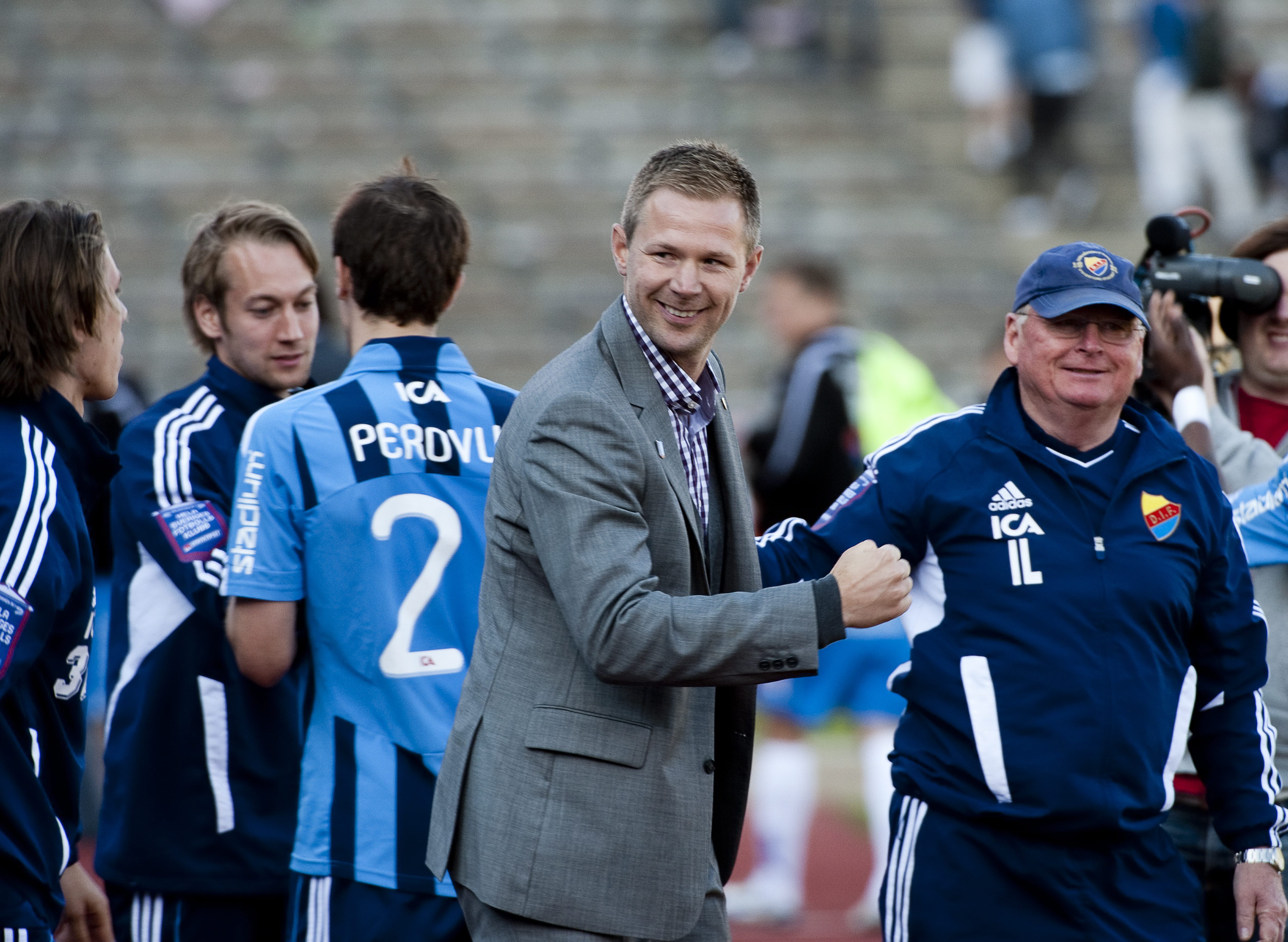Magnus Pehrsson, tidigare spelare, nu tränare på Stockholms Stadions avbytarbänk.
