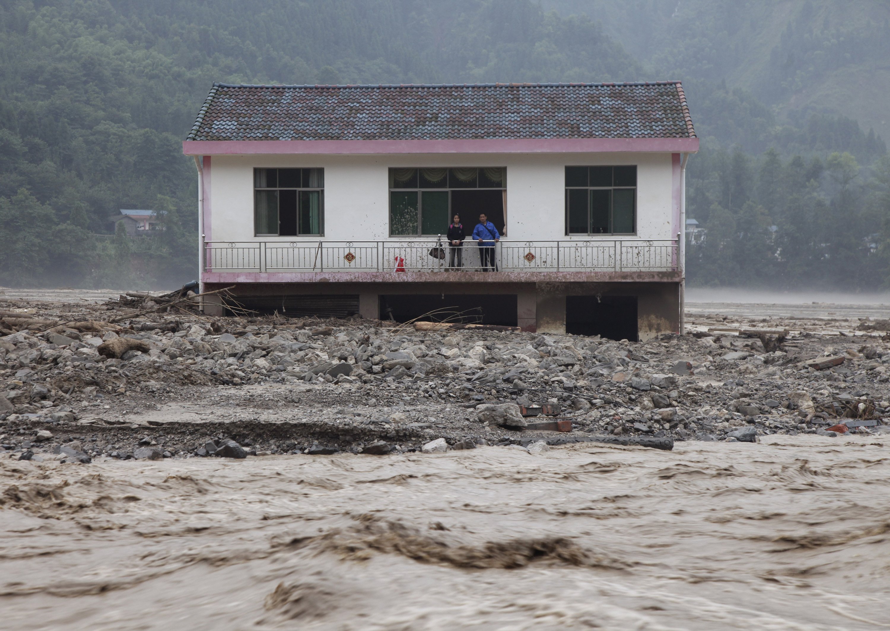 Kina, regn, Brott och straff, Översvämningar, Jordskred