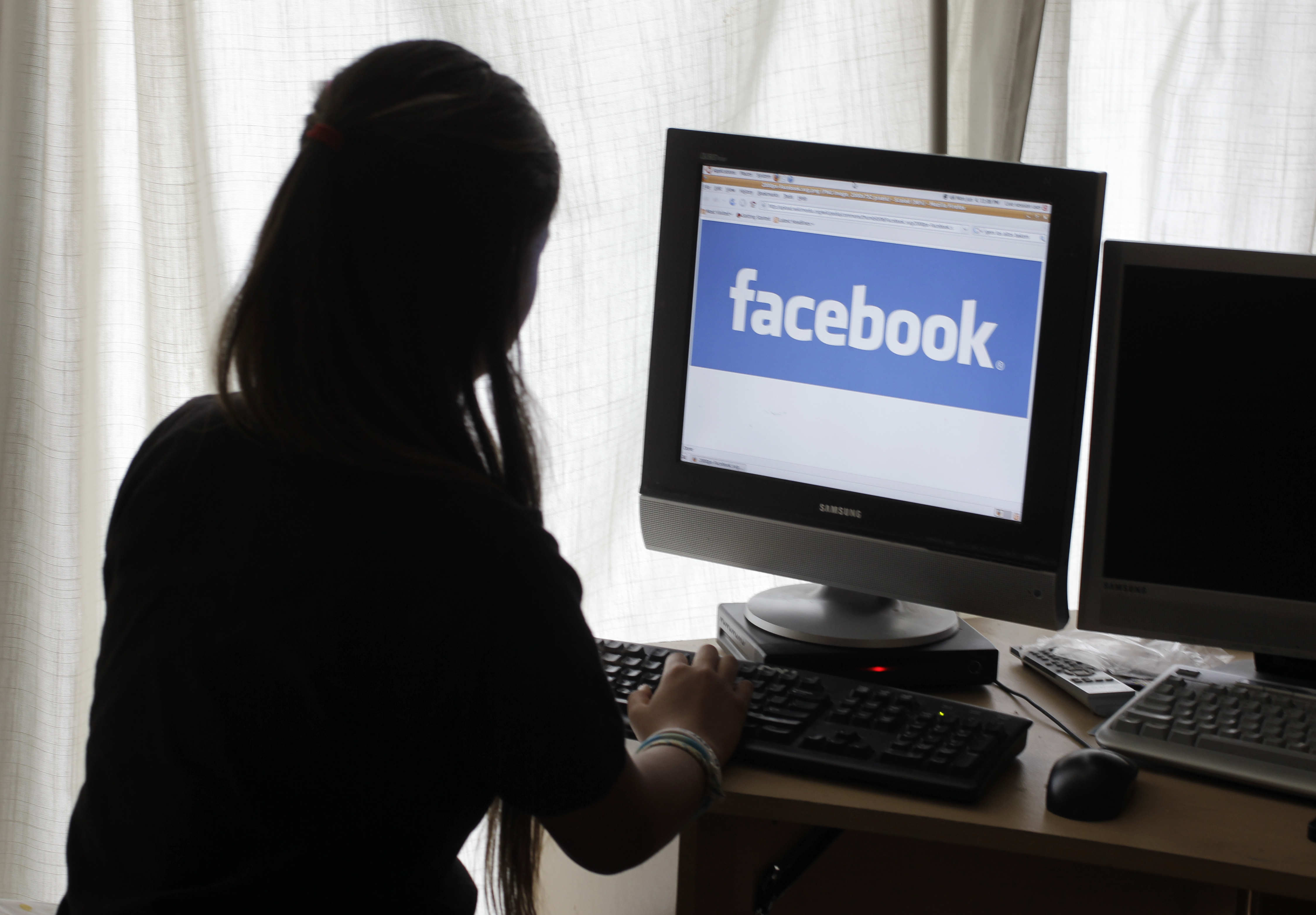 Myndigheterna kan samla in information från dina Facebookkonversationer – något som Facebook nekar till.