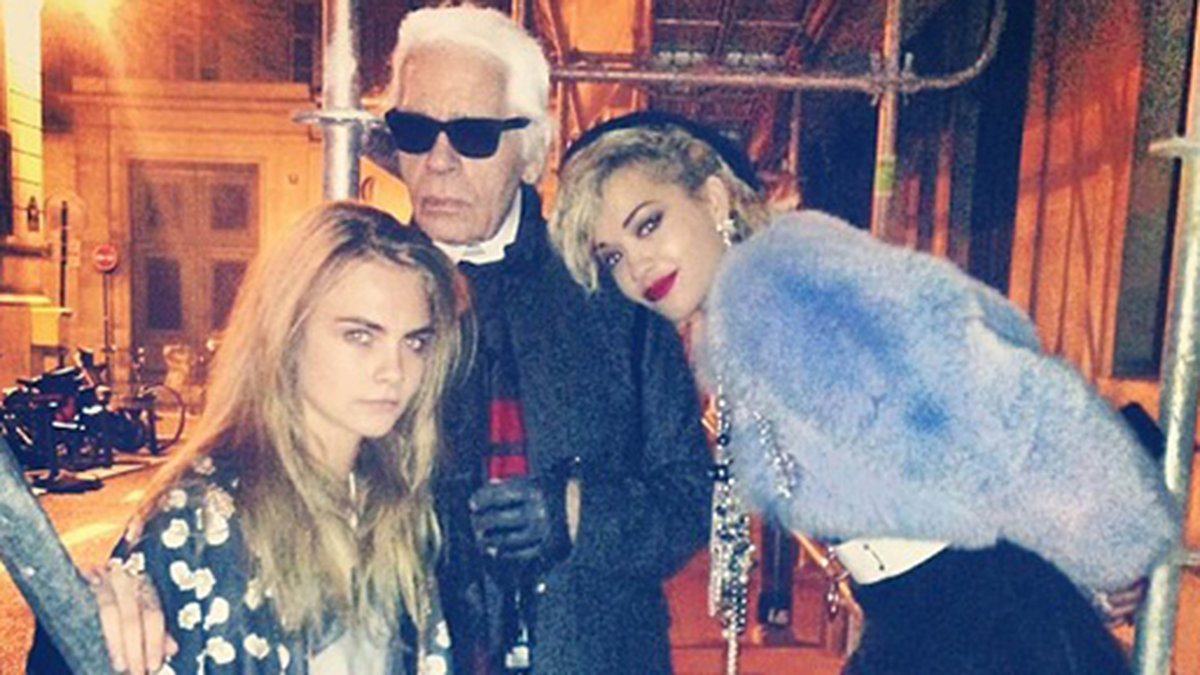 Cara, Karl Lagerfeld och Rita Ora hänger på gatan.