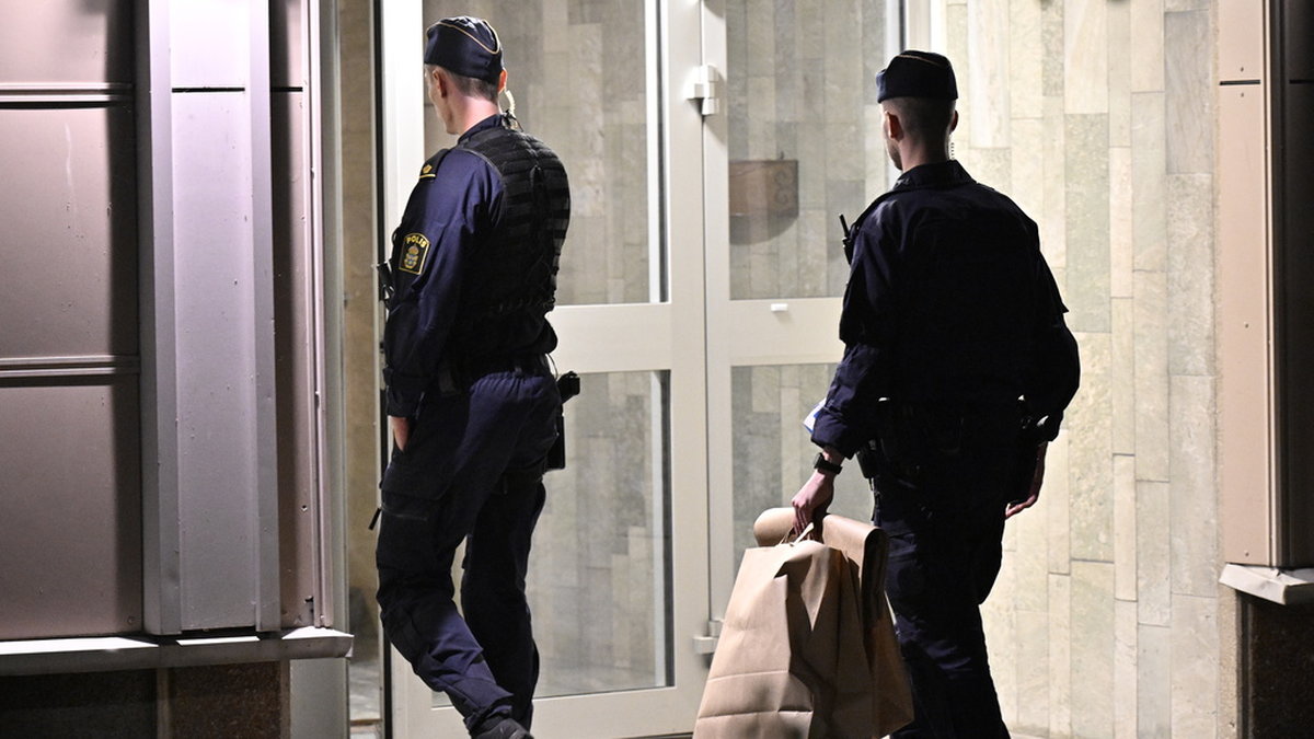 Polis på plats på Lorensborg i Malmö efter en skottlossning natten till fredagen. Skott ska ha avlossats mot en lägenhetsdörr.