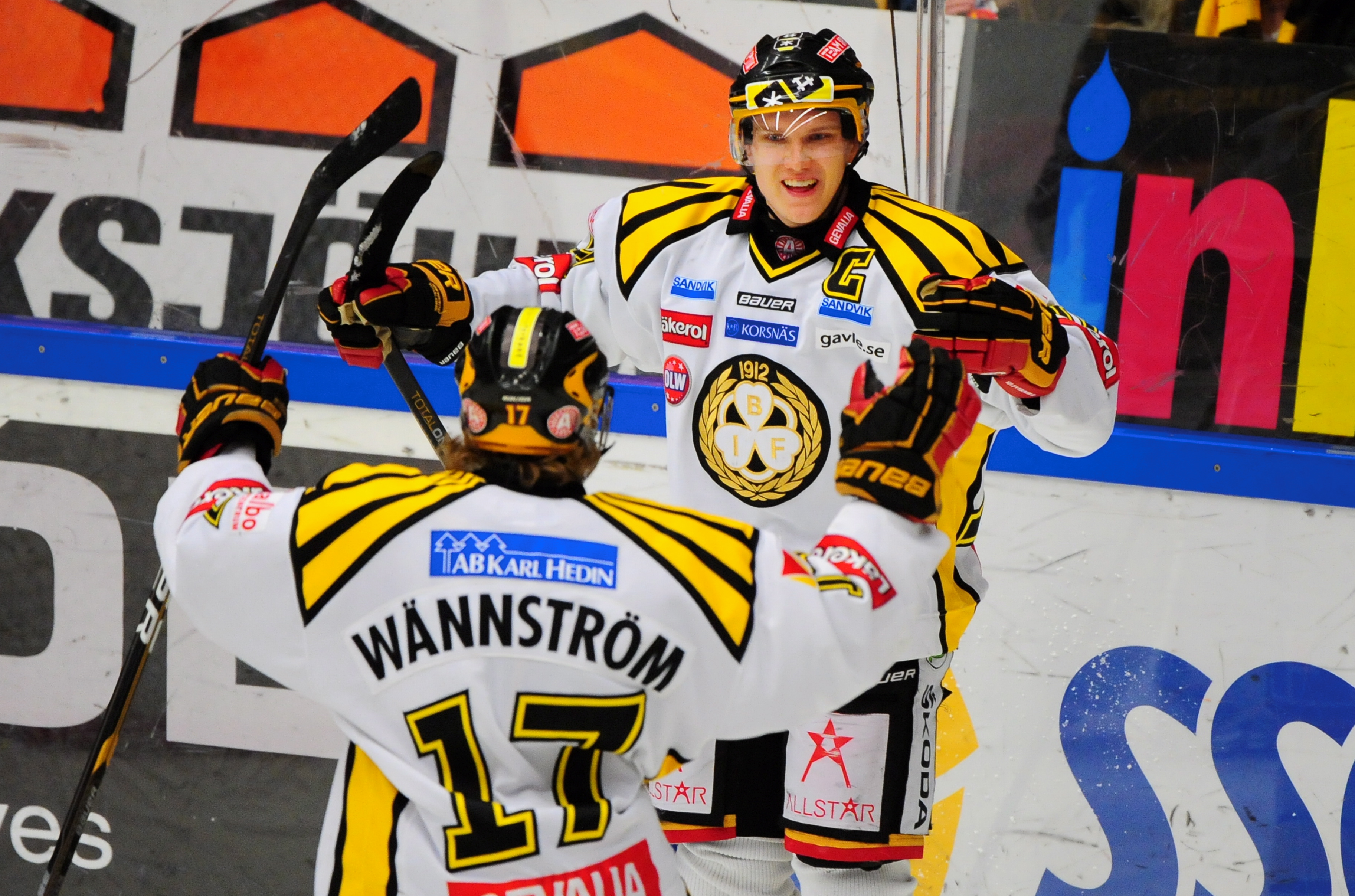 Jakob Silfverberg ökade på till 2-0 bara minuter senare. Stämningen var allt annat än på topp i Skellefteå Kraft Arena då. Jakob Silfverberg ökade på till 2-0 bara minuter senare. Stämningen var allt annat än på topp i Skellefteå Kraft Arena då.