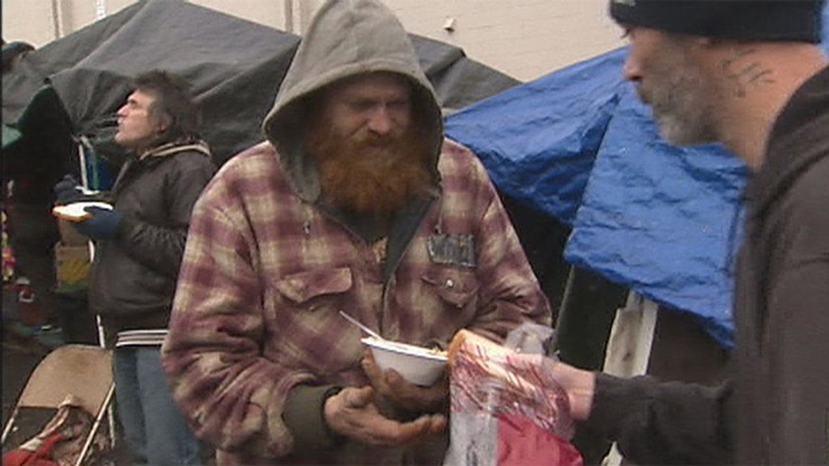 Tältlägret där de hemlösa bor ska rivas av staden. Keegan och hans styvpappa har bestämt att de ska komma tillbaka, oavsett om lägret rivs eller inte.