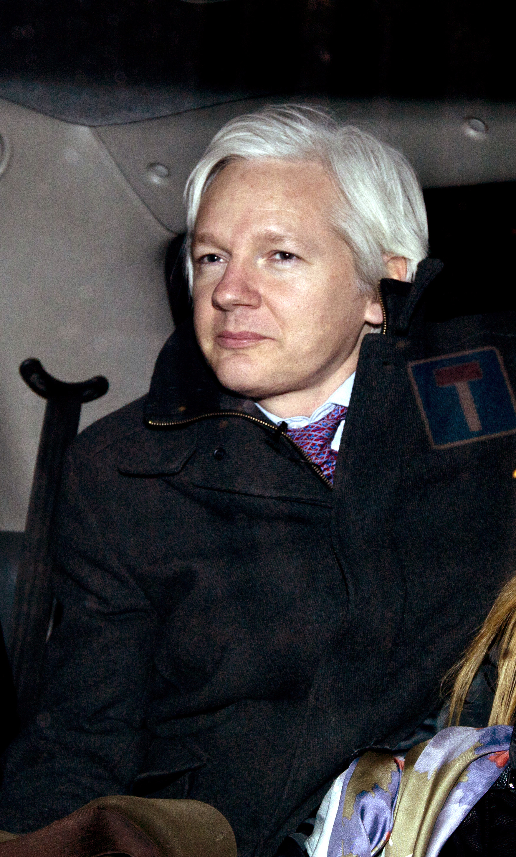 Julian Assange är programledare och bjuder in personer som intervjuas.