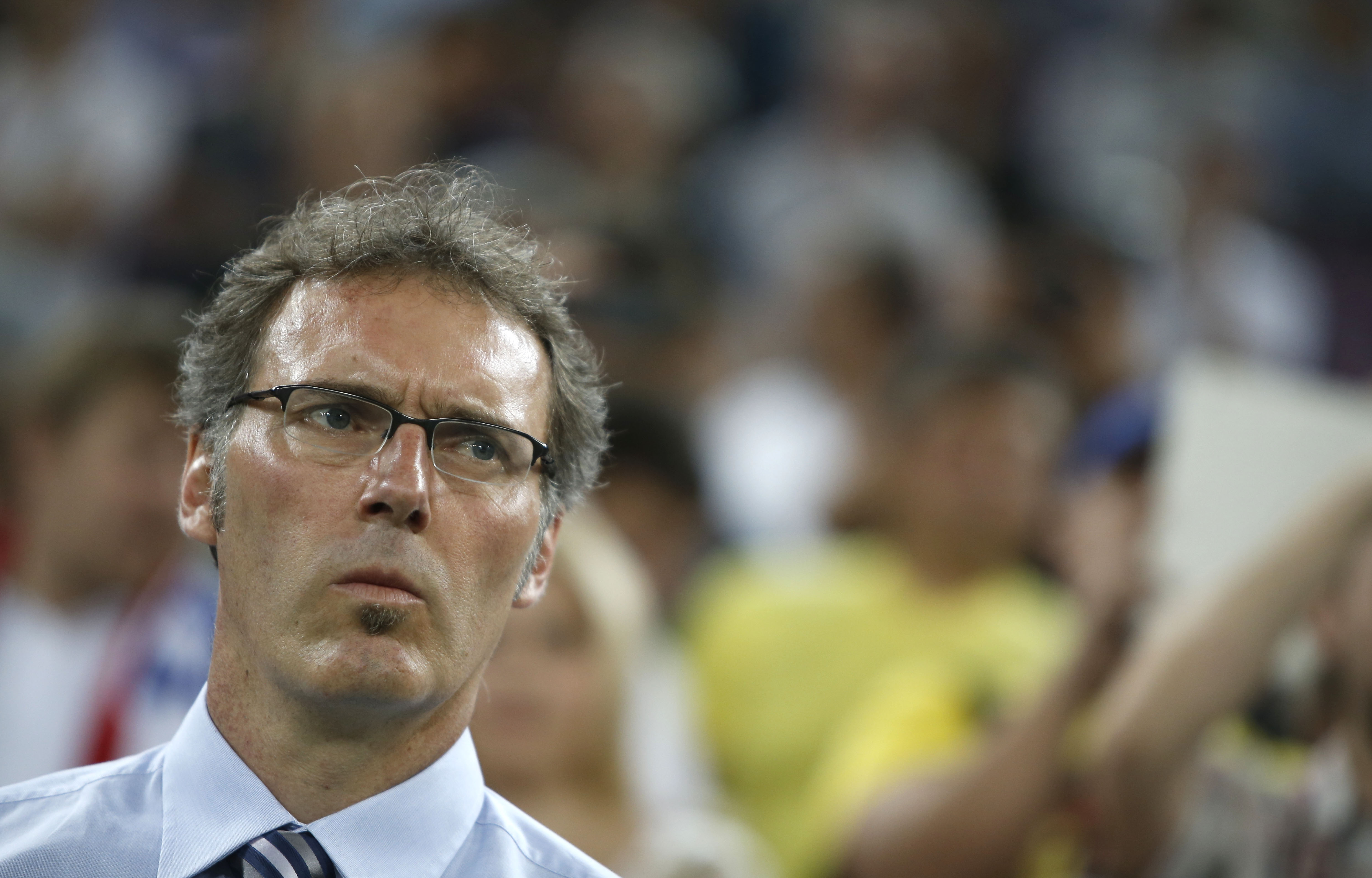 Laurent Blanc såg bekymrad ut under den första halvleken. Laurent Blanc såg bekymrad ut under den första halvleken.