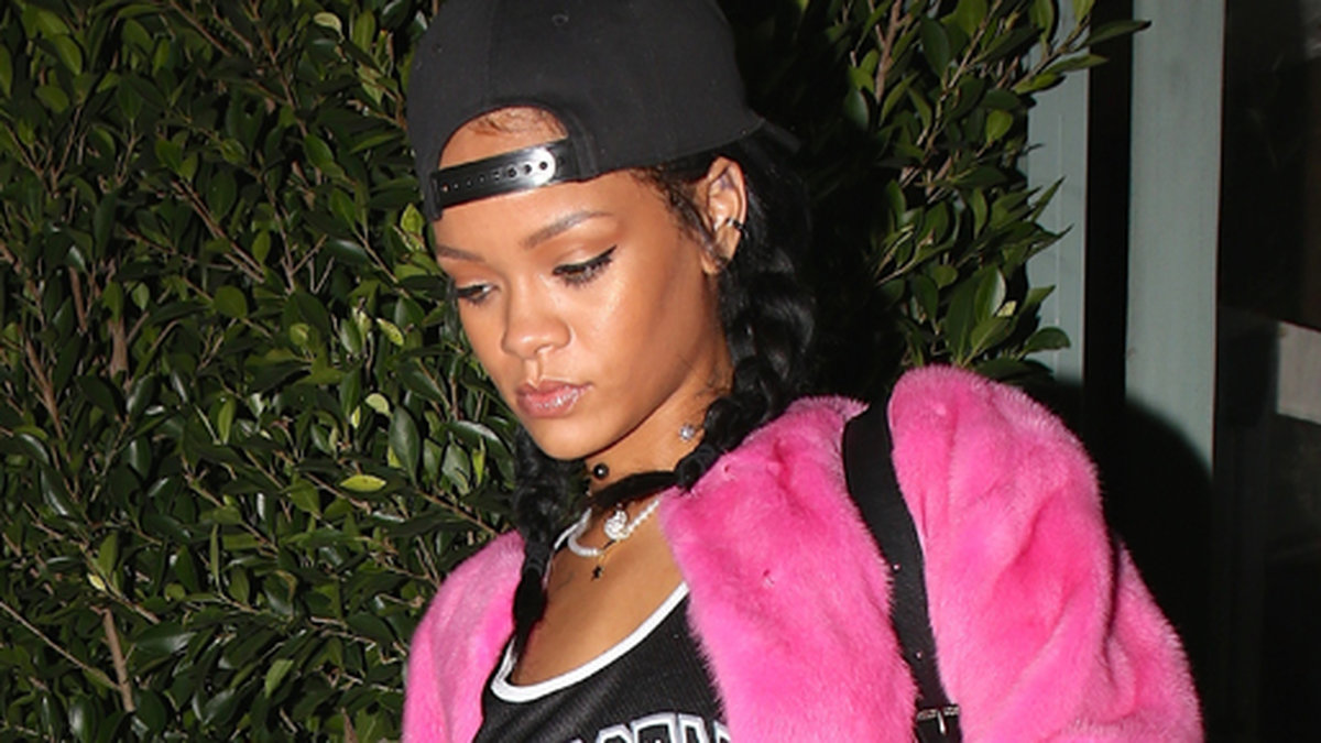 Rihanna i den snyggaste rosa pälsjacka vi sett. 