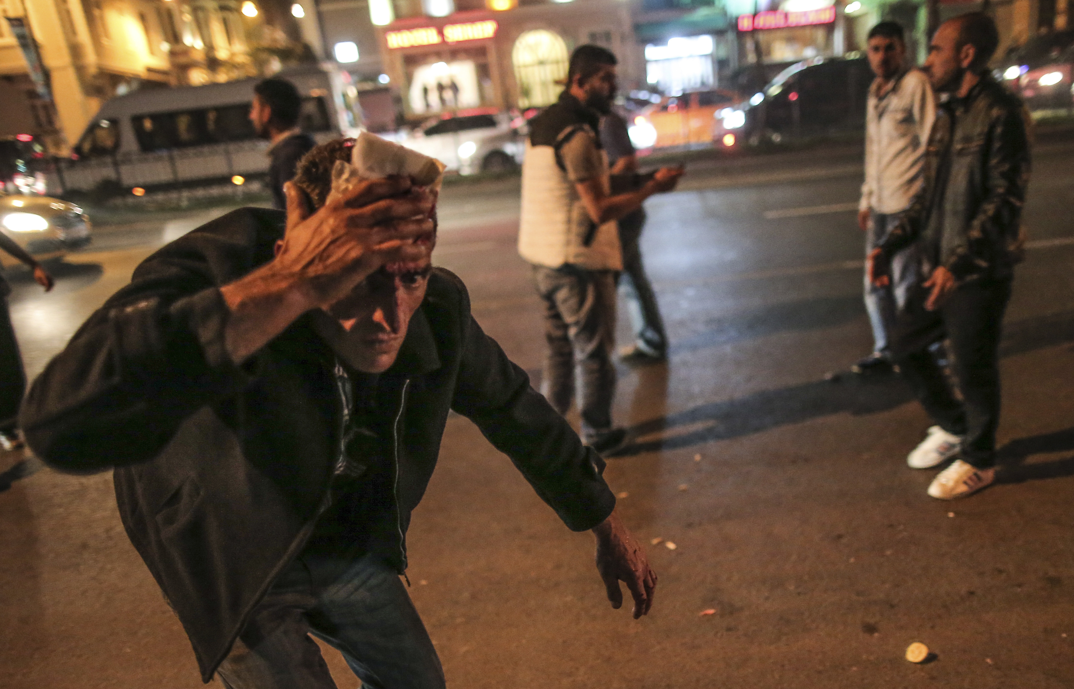 En man har skadats i samband med demonstrationer i Istanbul, Turkiet. En man har skadats i samband med demonstrationer i Istanbul, Turkiet.