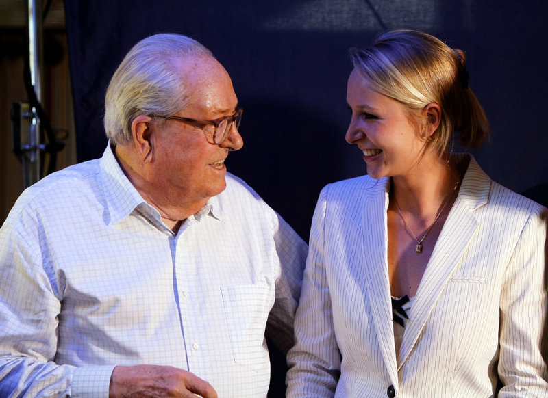 Jean-Marie Le Pen och hans barnbarn Marion Maréchal under valet till nationalförsamlingen i juni 2012. Hon var den tilltänkta efterträdaren till Marine Le Pen, men valde att stötta den än mer radikale Éric Zemmour i presidentvalet 2022.
