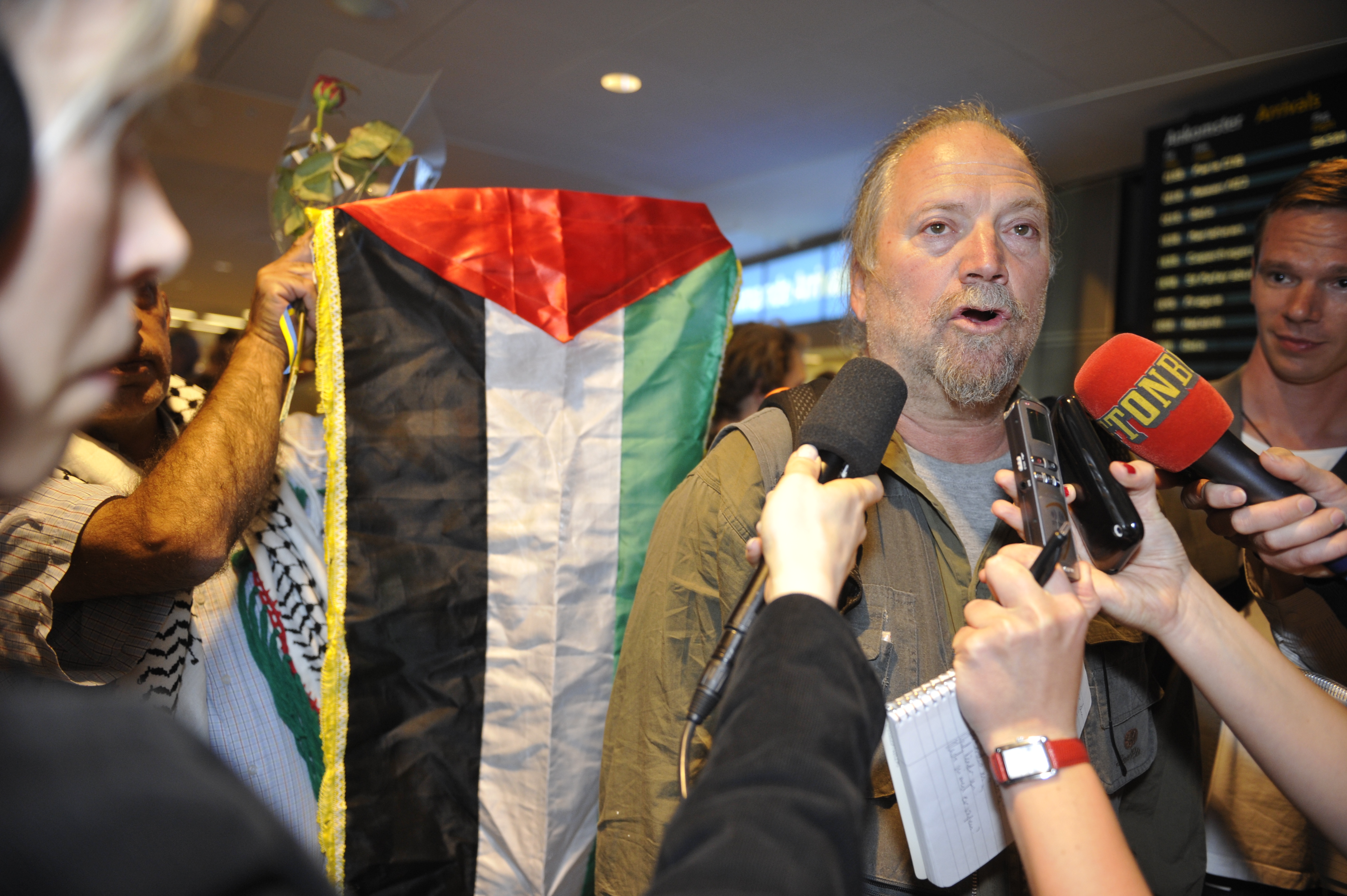 Dror Feiler intervjuas efter att ha kommit hem från den förra Ship to Gaza-konvojen.