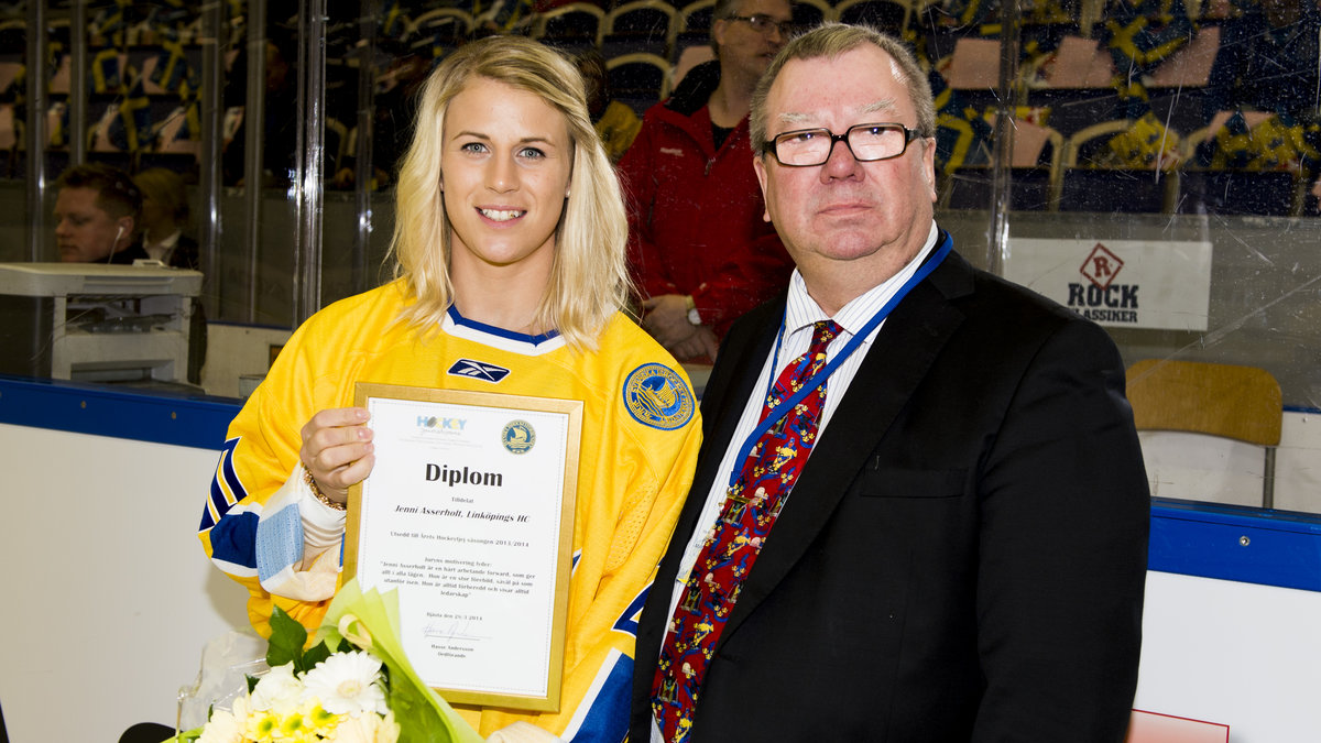 I april 2014 fick Jenni Asserholt pris som årets spelare av Alf Karlsson.
