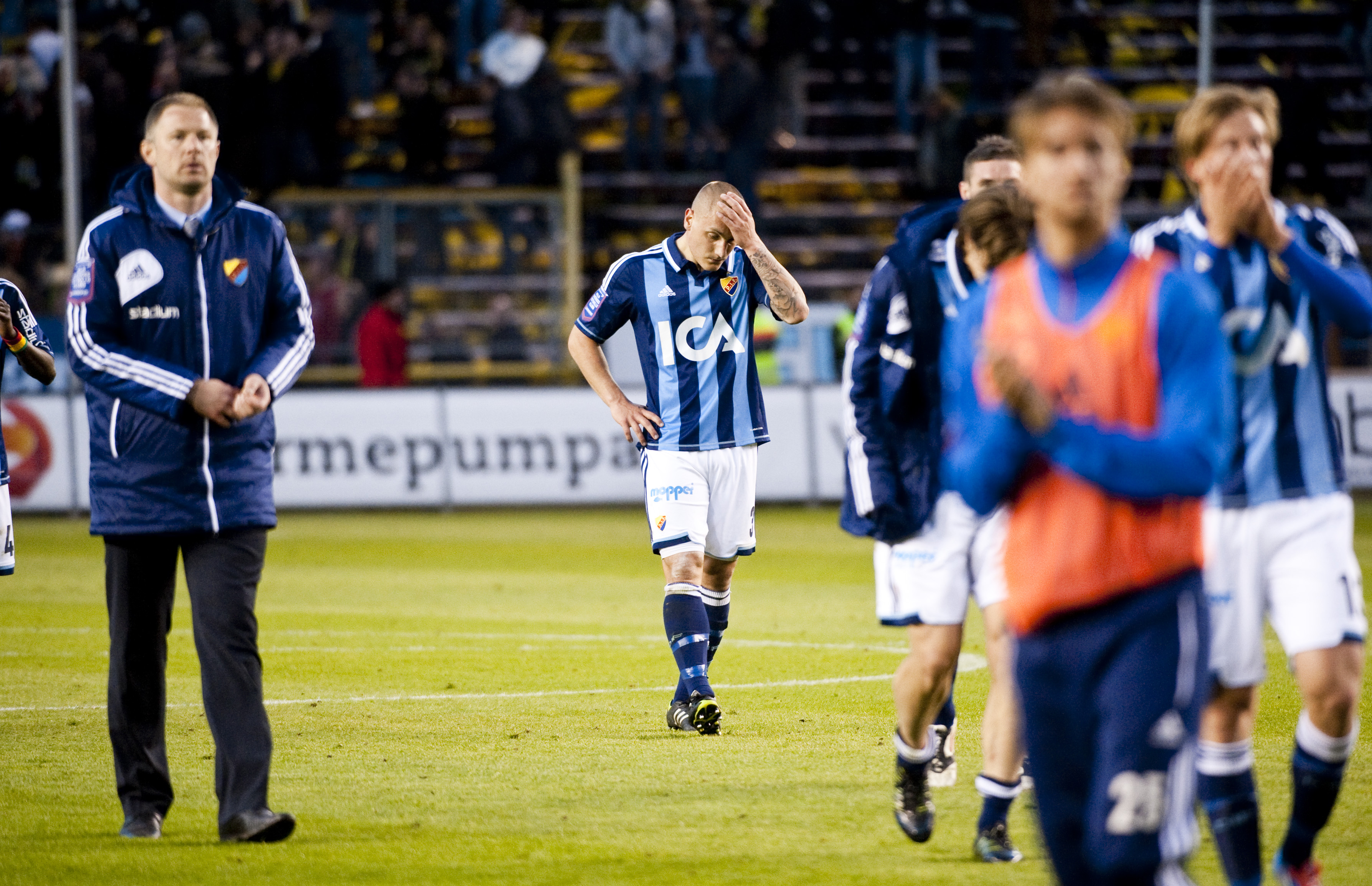 Pedersen och övriga Dif-spelare deppar. Pedersen och övriga Dif-spelare deppar.
