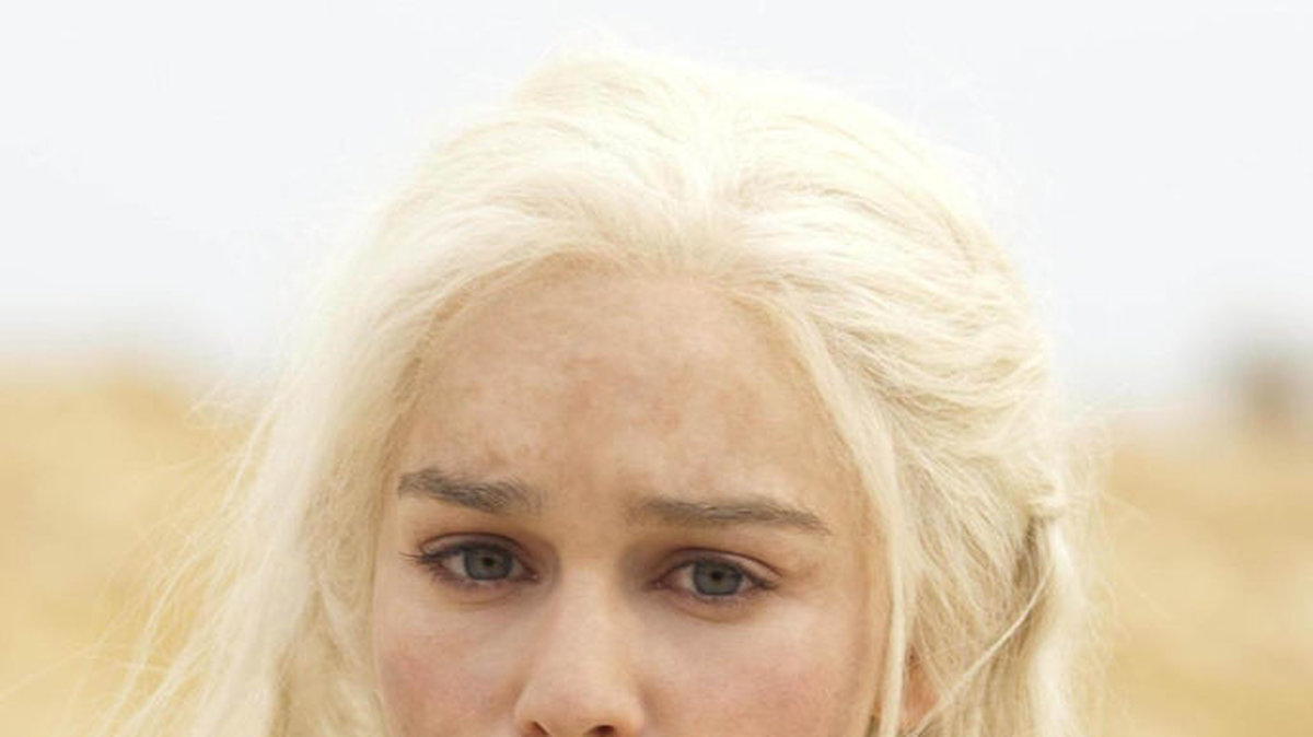 Emilia Clarke, som i serien spelar Daenerys Targaryen dyker upp i trailern. 