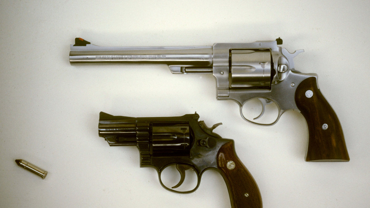 Två stycken revolvrar av märket Smith & Wesson 357 Magnum och en patron metal piercing, fabrikat Winchester som tros vara det vapen och ammunition som användes vid mordet av Sveriges statsminister Olof Palme. 