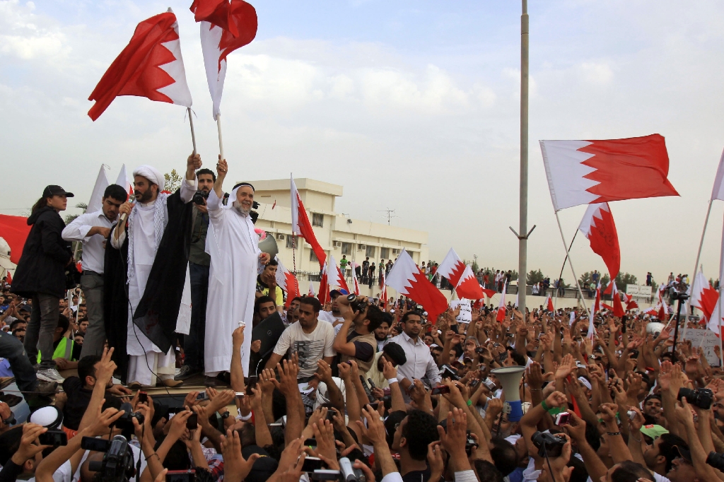 Mohammed Habib Al-Muqdad, med mikrofon och flagga i varsin hand, sitter fortsatt fängslad.