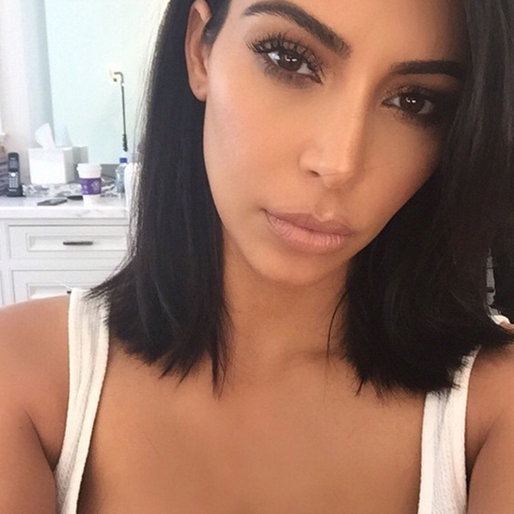 Kim Kardashian tar en selfie. Kim Kardashian tar en selfie.