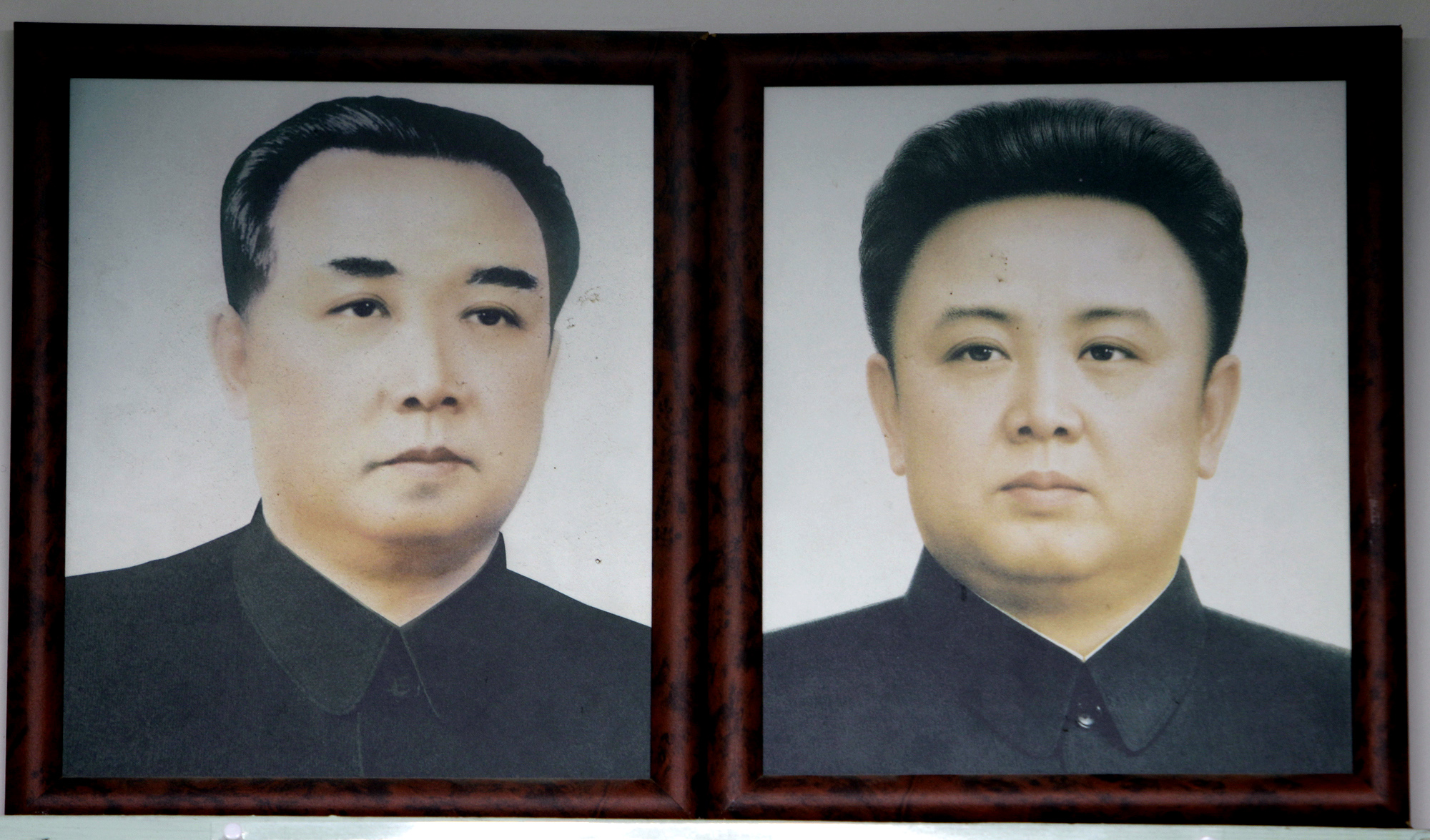 Nordkoreas förste ledare Kim Il-Sung till vänster och till höger, den nuvarande ledaren, Kim Jon-il.