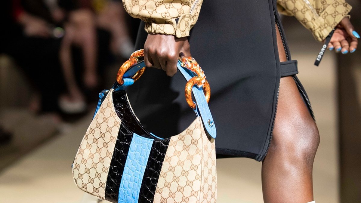 En Gucci-väska visas upp vid en modevisning i Sydkorea förra året.