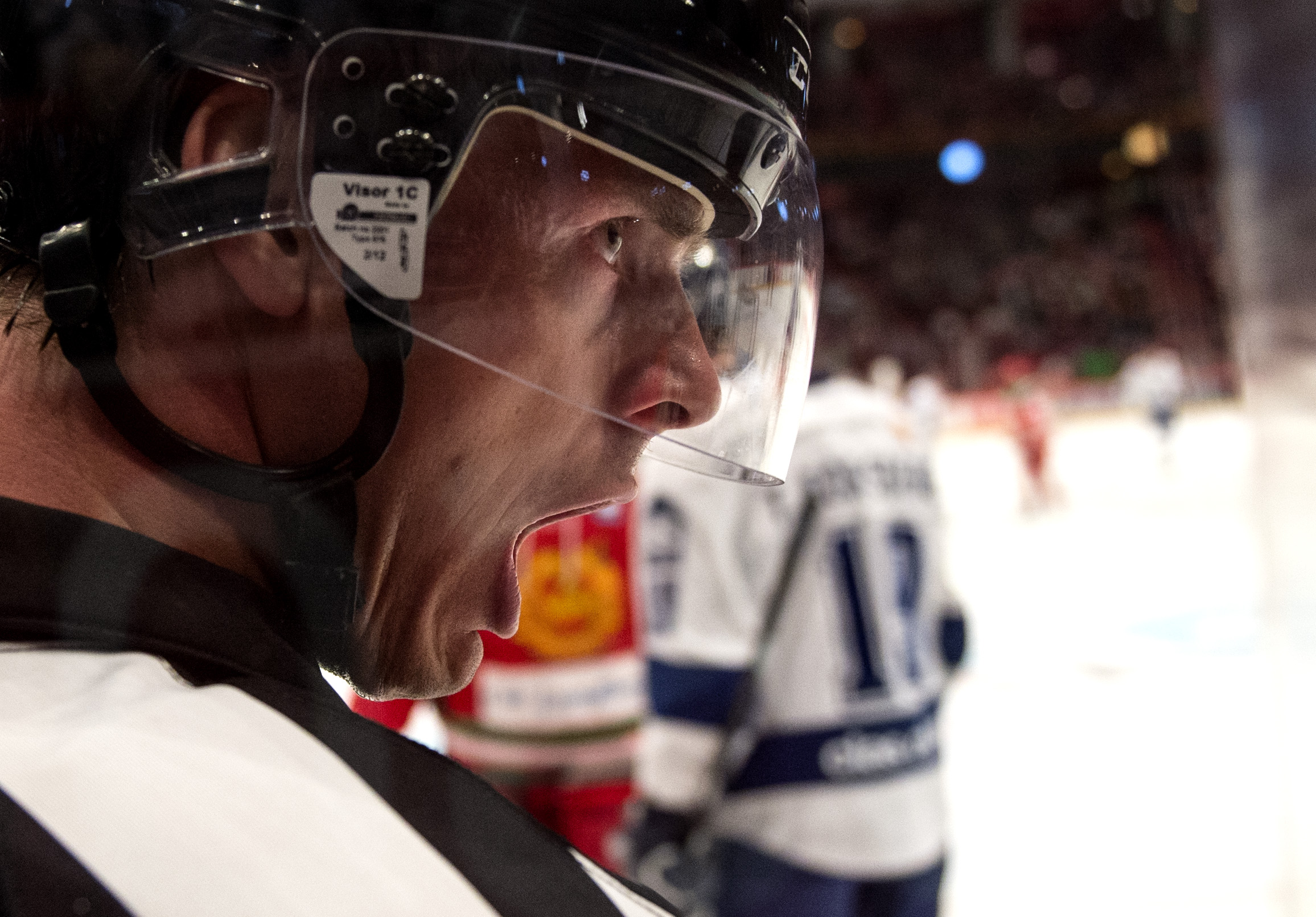 Domaren Mikael Andersson styr upp derbyt mellan Leksand och Mora i Globen. Domaren Mikael Andersson styr upp derbyt mellan Leksand och Mora i Globen.