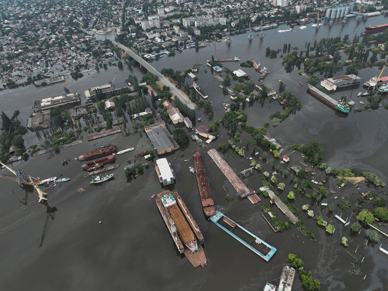 Gator och en hamn som svämmats över efter dammkollapsen i Cherson i juni 2023.