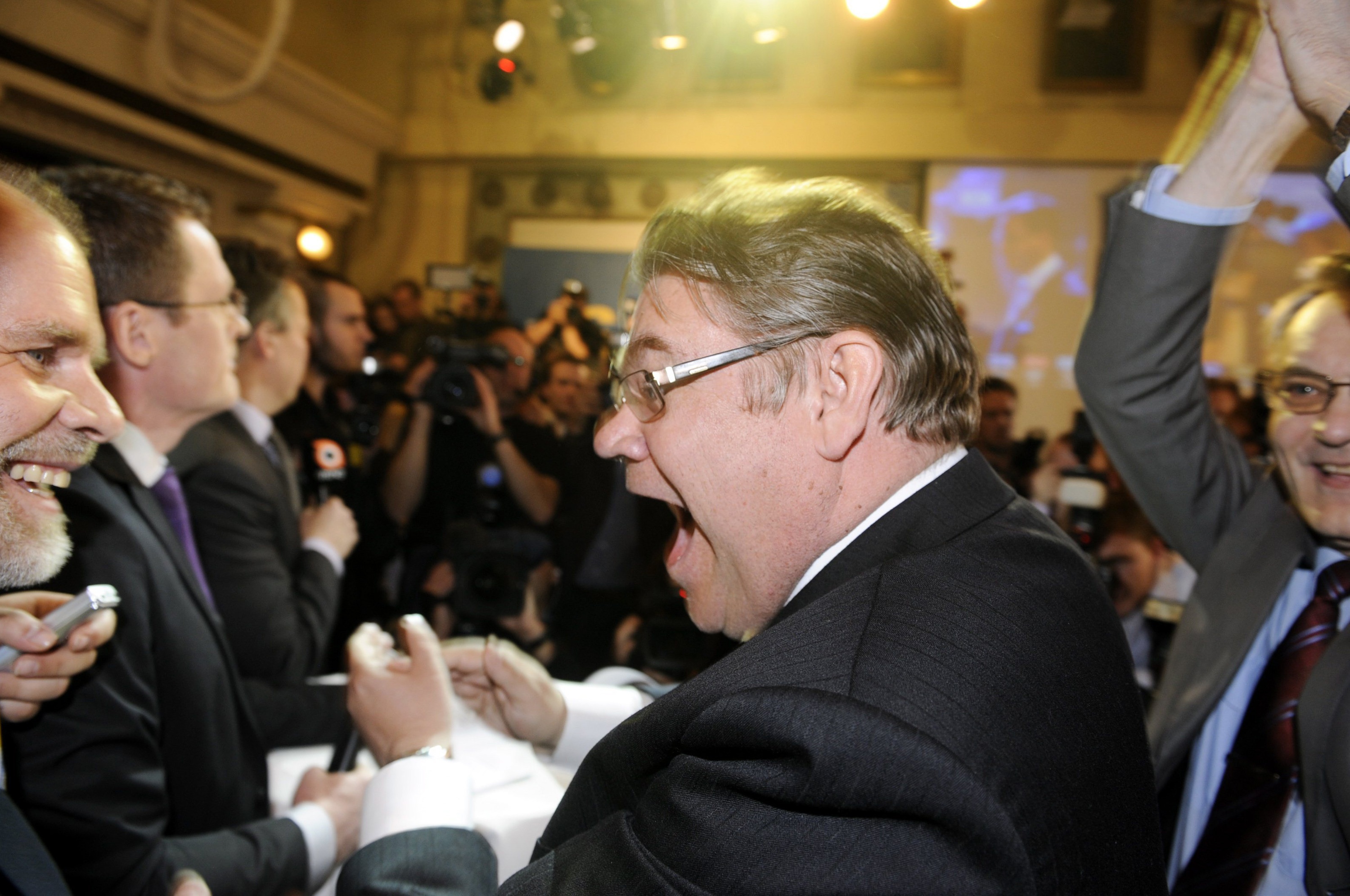 Timo Soini firar att hans parti Sannfinländarna blev tredje största parti i finska riksdagsvalet.