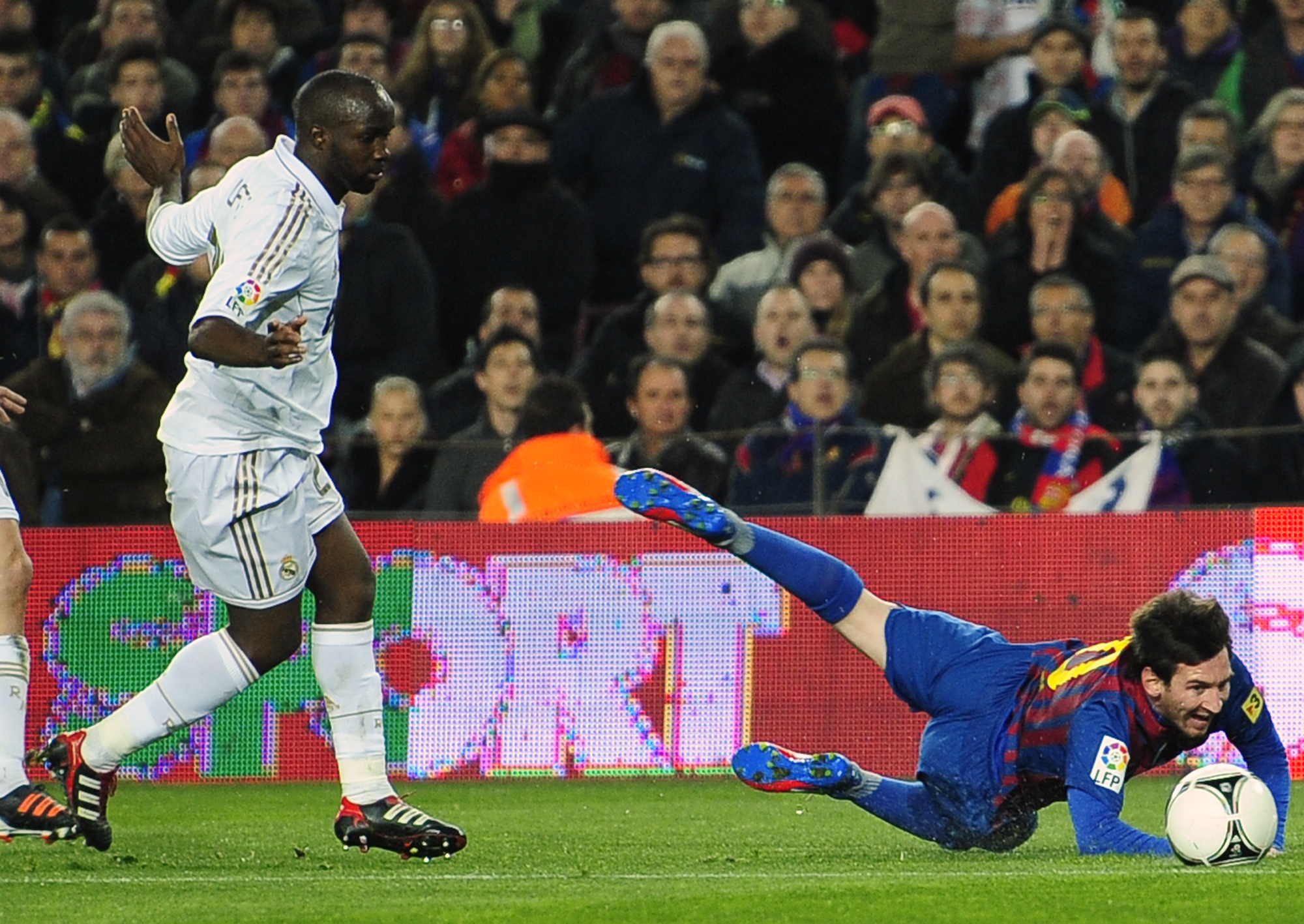 Tumult utbröt sen när Lassana Diarra brutalt kapade Lionel Messi. 