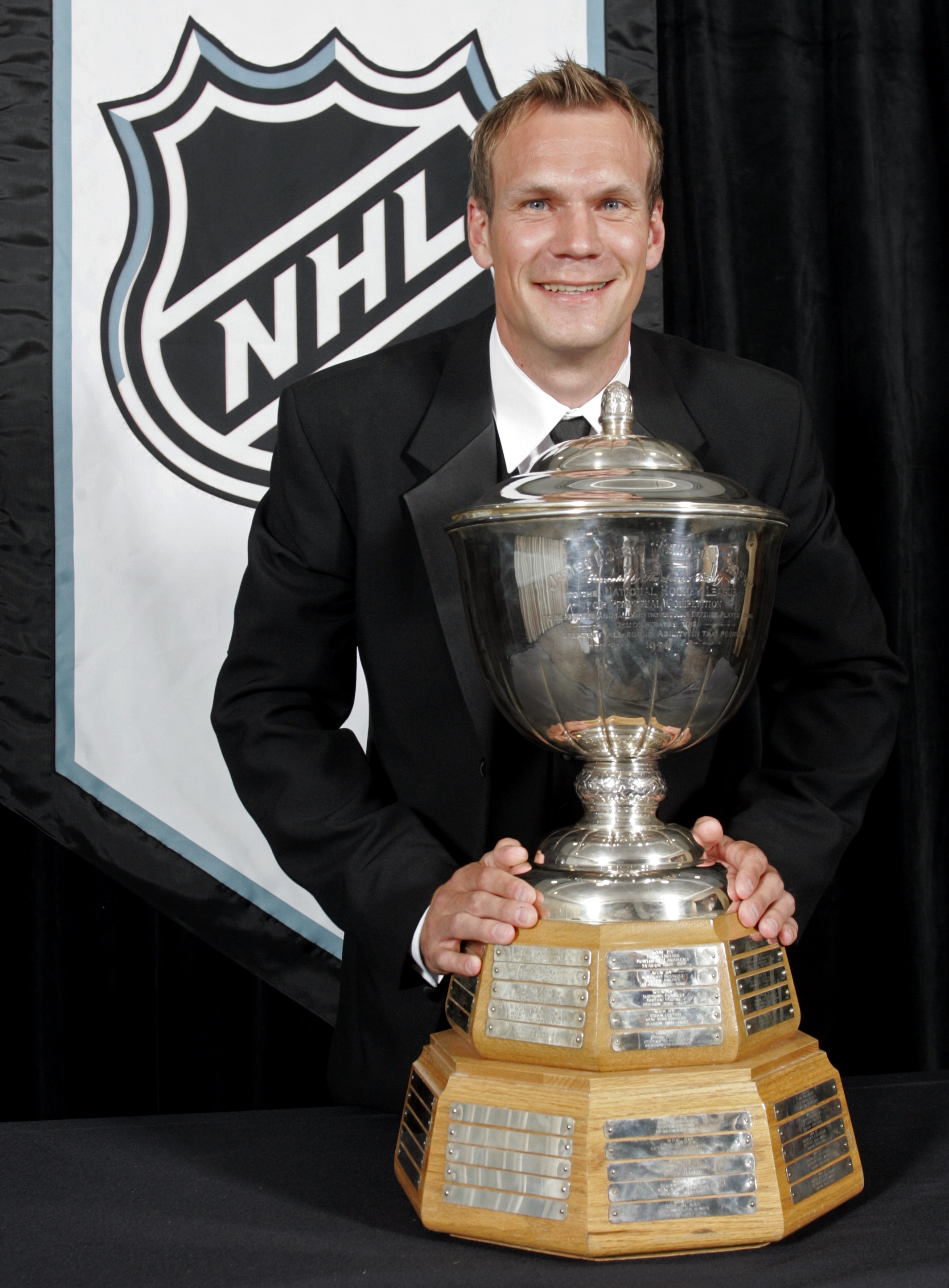 Nicklas Lidström blev förste europe att vinna James Norris Memorial Trophy. Sammanlagt fick han motta  utmärkelsen som NHL:s bäste försvarare hela sex gånger.