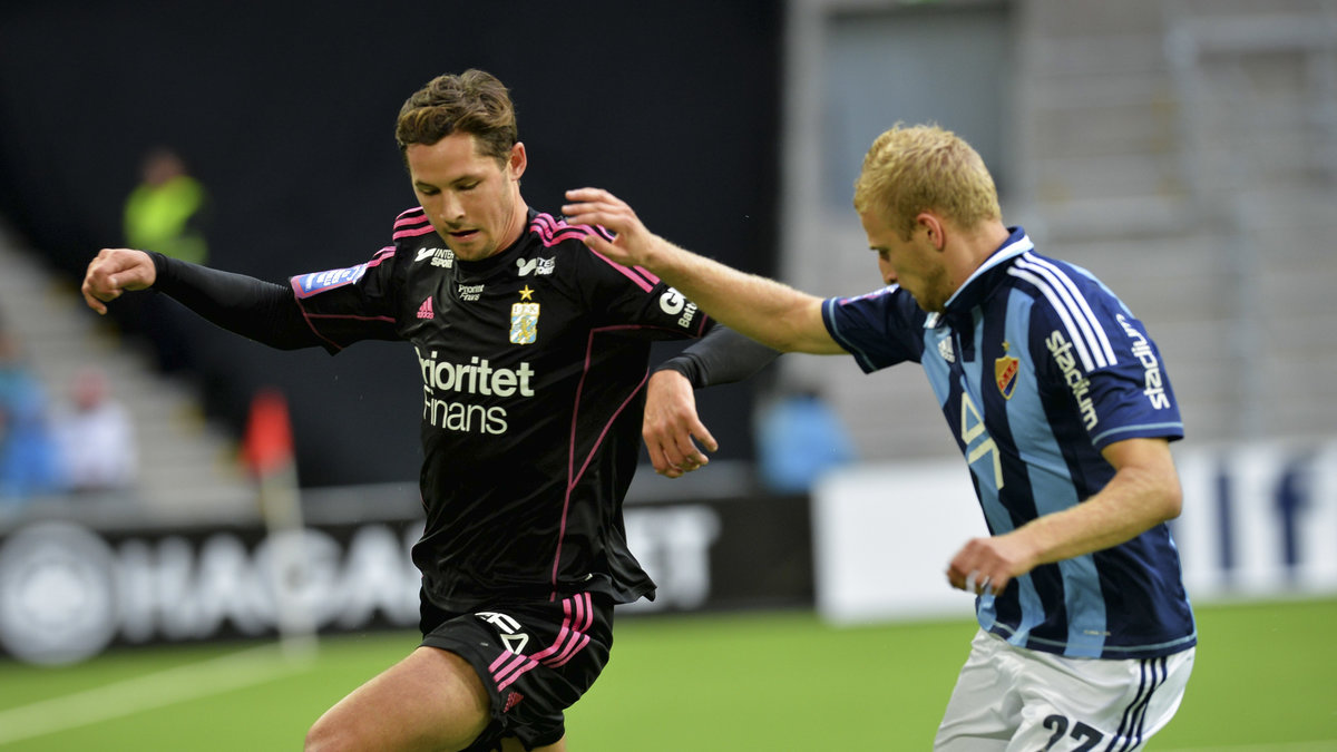  IFK Göteborgs Philip Haglund i kamp om bollen med Djurgårdens Vytautas Andriuskevicius.