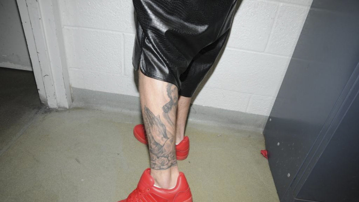 Händer som ber blev Justins andra tatuering med religiös inriktning. 