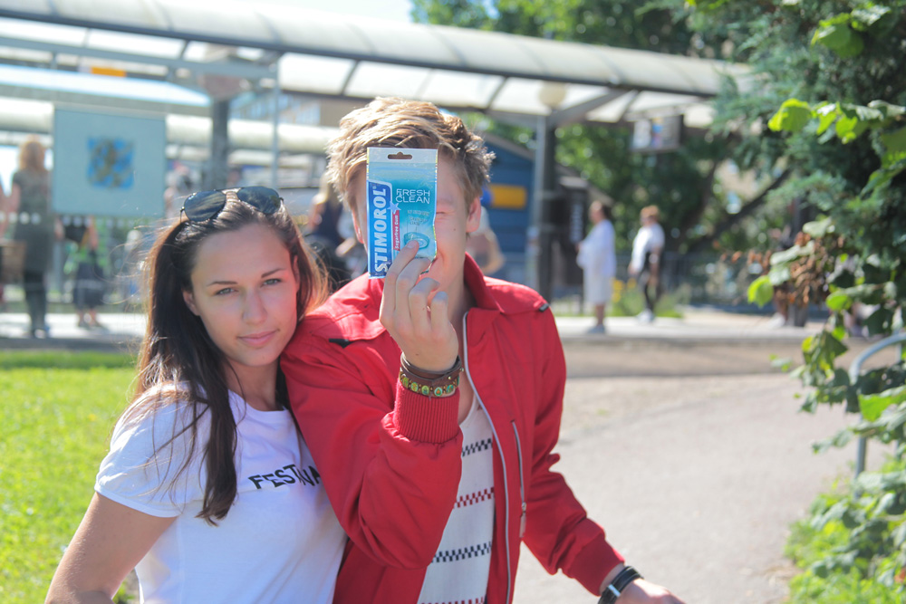 Nathalie poserar med en blyg kille som inte vill visa ansiktet. Nathalie poserar med en blyg kille som inte vill visa ansiktet.