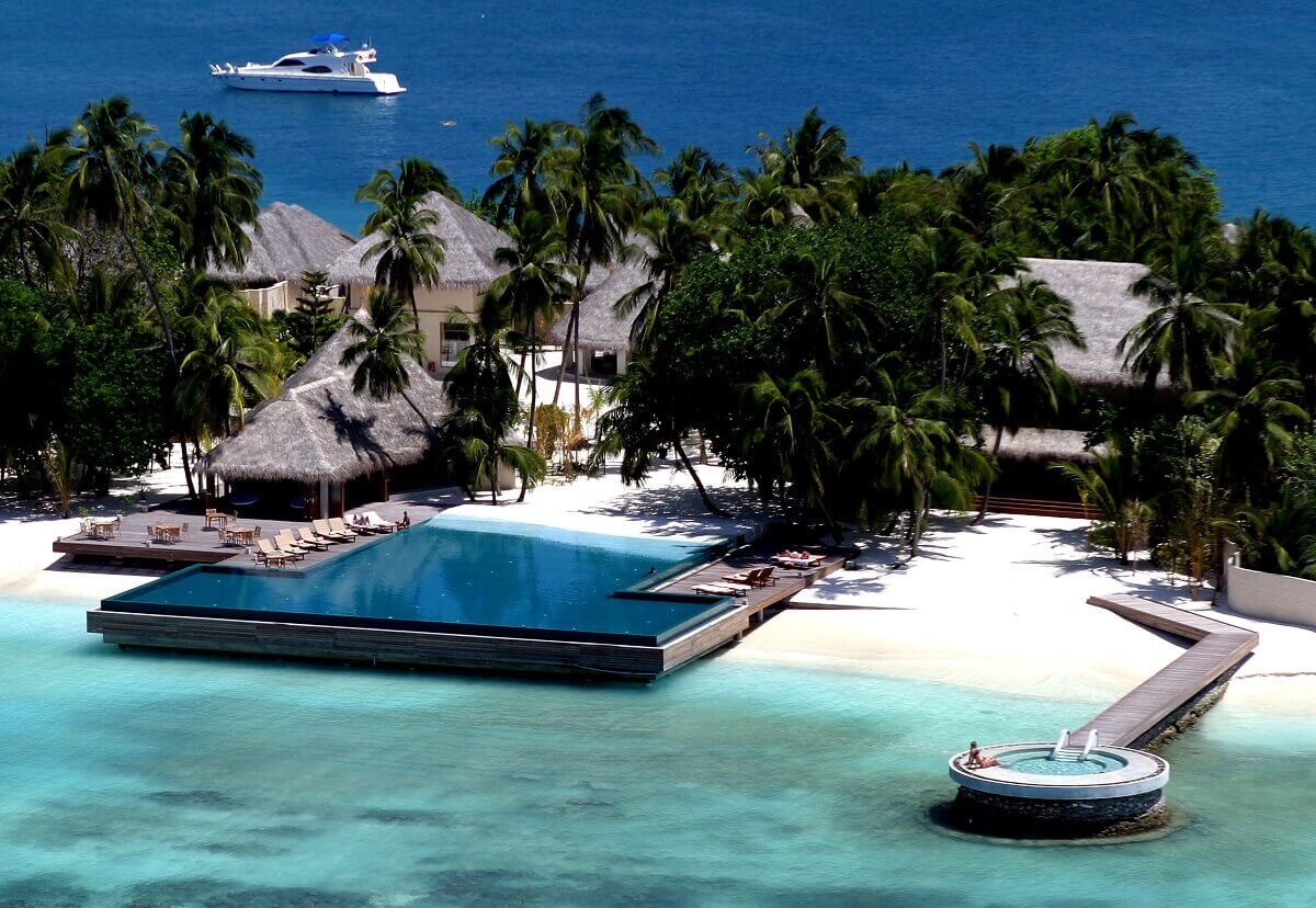 Huvafen Fushi a Per Aquum Retreat, North Malé Atoll, Maldiverna. Hotellets infinity-pool omges av klart turkost vatten. Huvafen Fushi a Per Aquum Retreat, North Malé Atoll, Maldiverna. Hotellets infinity-pool omges av klart turkost vatten.