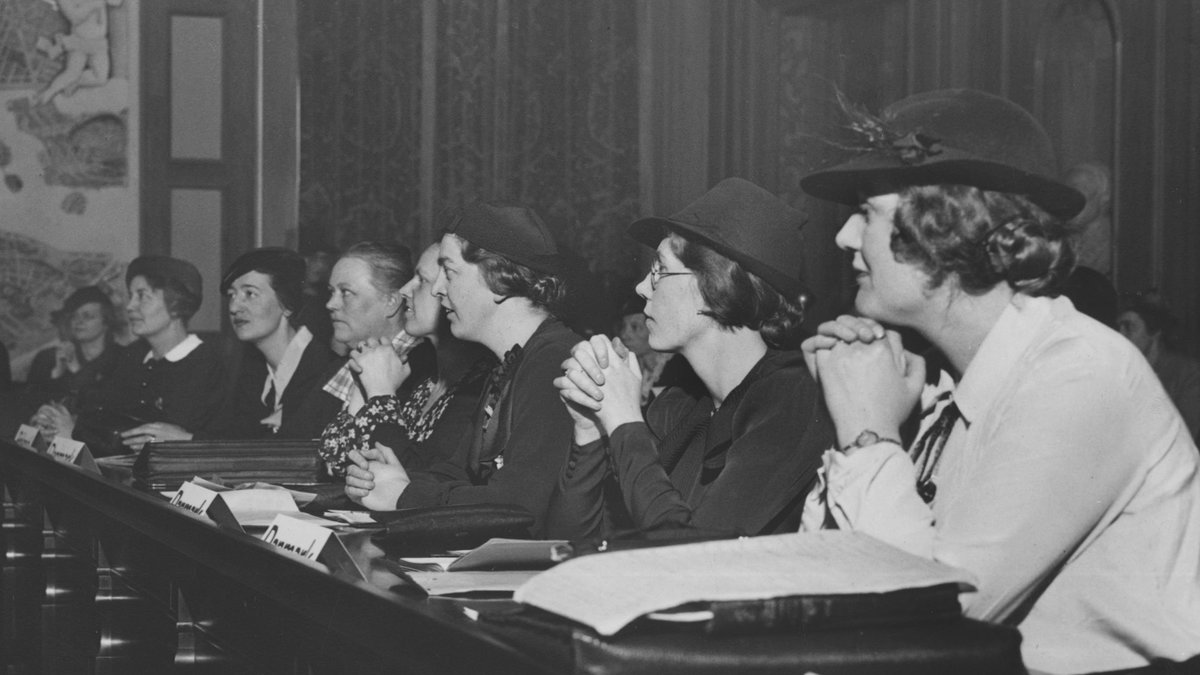 1937. Nordiska kvinnosaksmötet i Stockholms Stadshus, Rådsalen. Kvinnor från hela Skandinavien diskuterar kvinnosaksfrågor. 