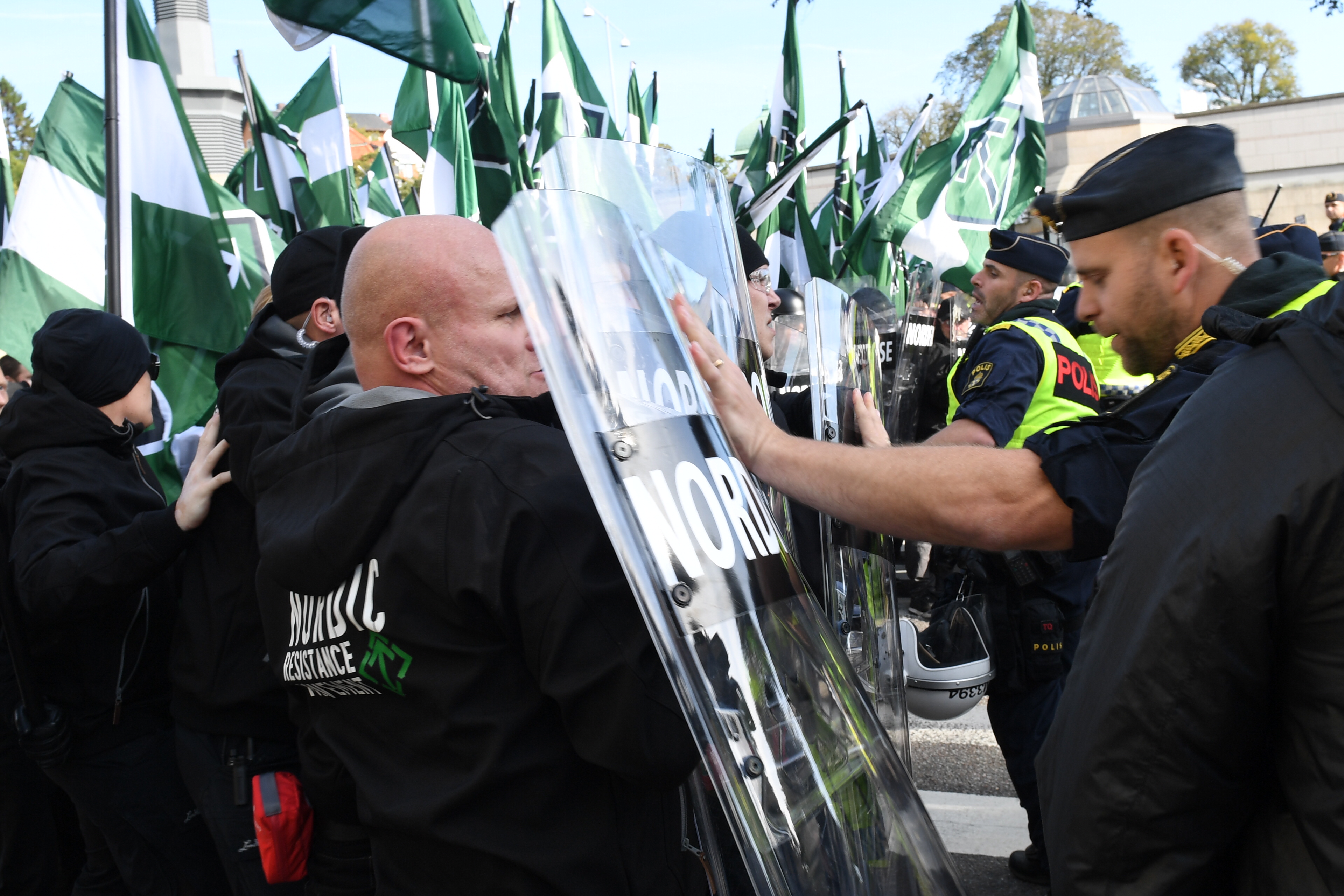 I främsta ledet är just nu nazisterna från Nordiska Motståndsrörelsen är utrustade med kravallhjälmar och sköldar. I främsta ledet är just nu nazisterna från Nordiska Motståndsrörelsen är utrustade med kravallhjälmar och sköldar.