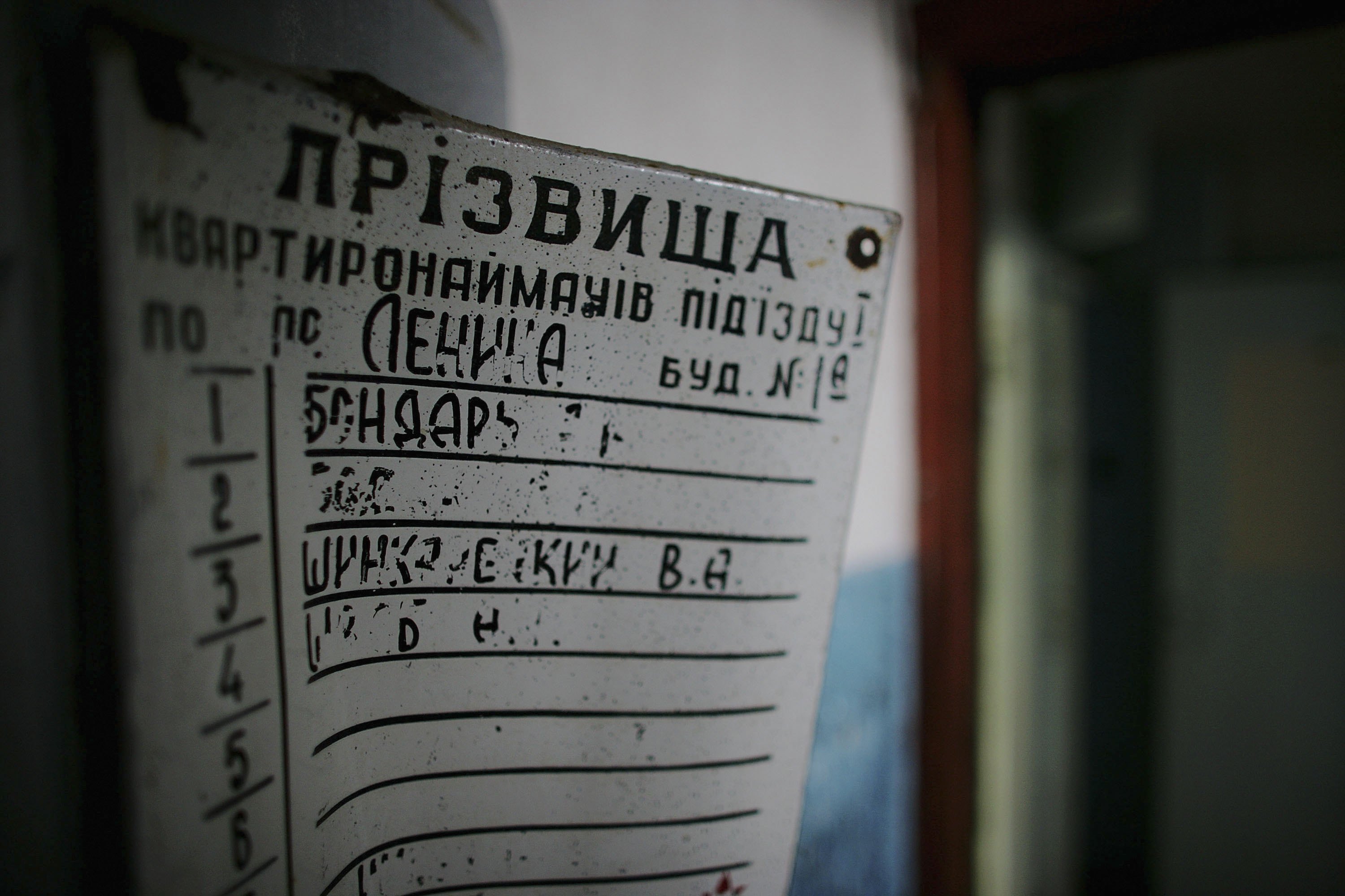 En skylt med namn på personer som bodde i en lägenhet nära Pripjat innan olyckan.