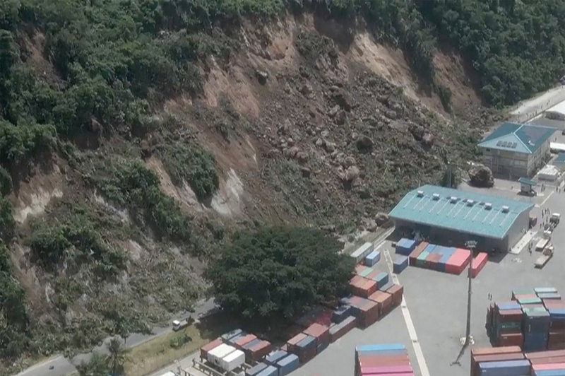 Ett jordskred vid en internationell fraktterminal i Port Vila.
